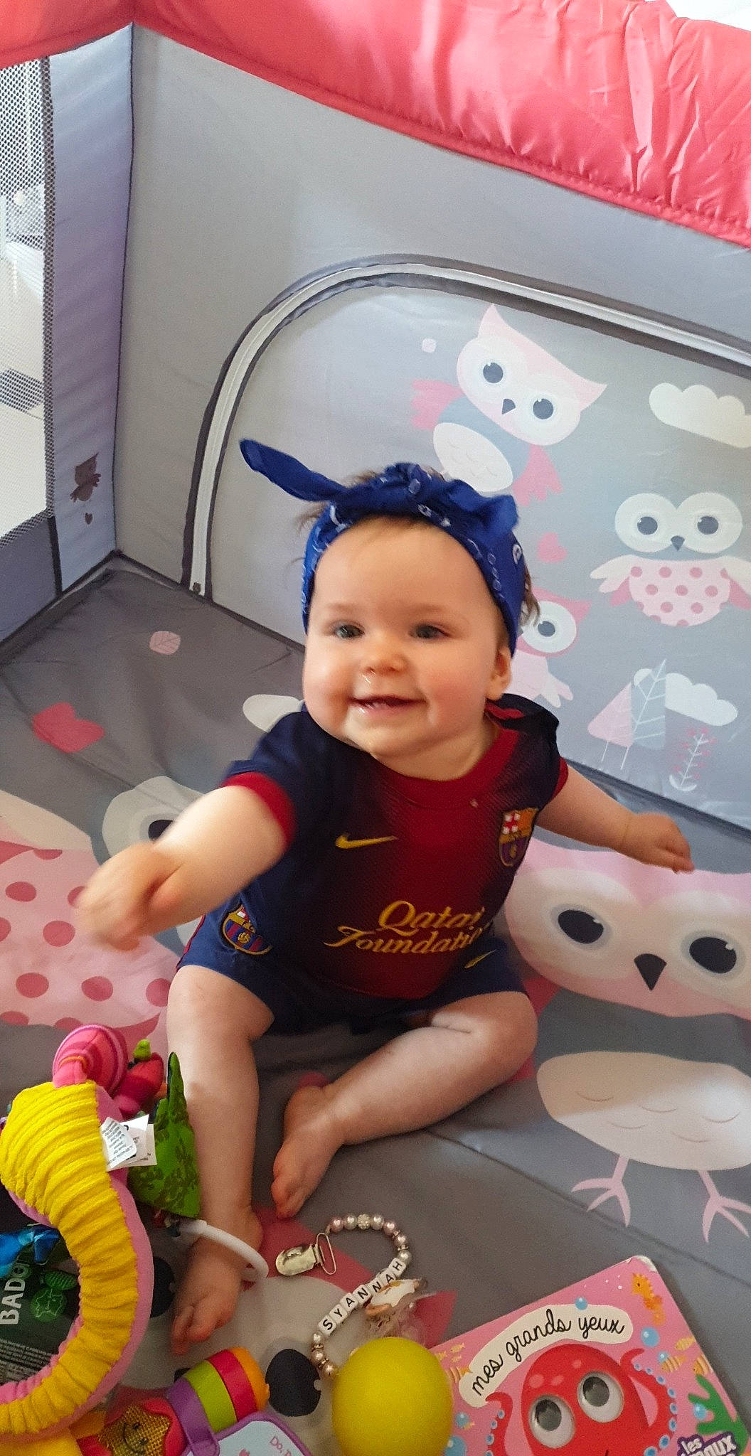 Syannah a rejoint le concours — aidez-le/la à gagner de superbes lots ! baby, baby_playing_with_toys, baby_products, baby_toddler_clothing, carmine, child, event, face, fun, happy, headwear, joy, leisure, person, pink, room, sitting, skin, smile, stuffed_toy