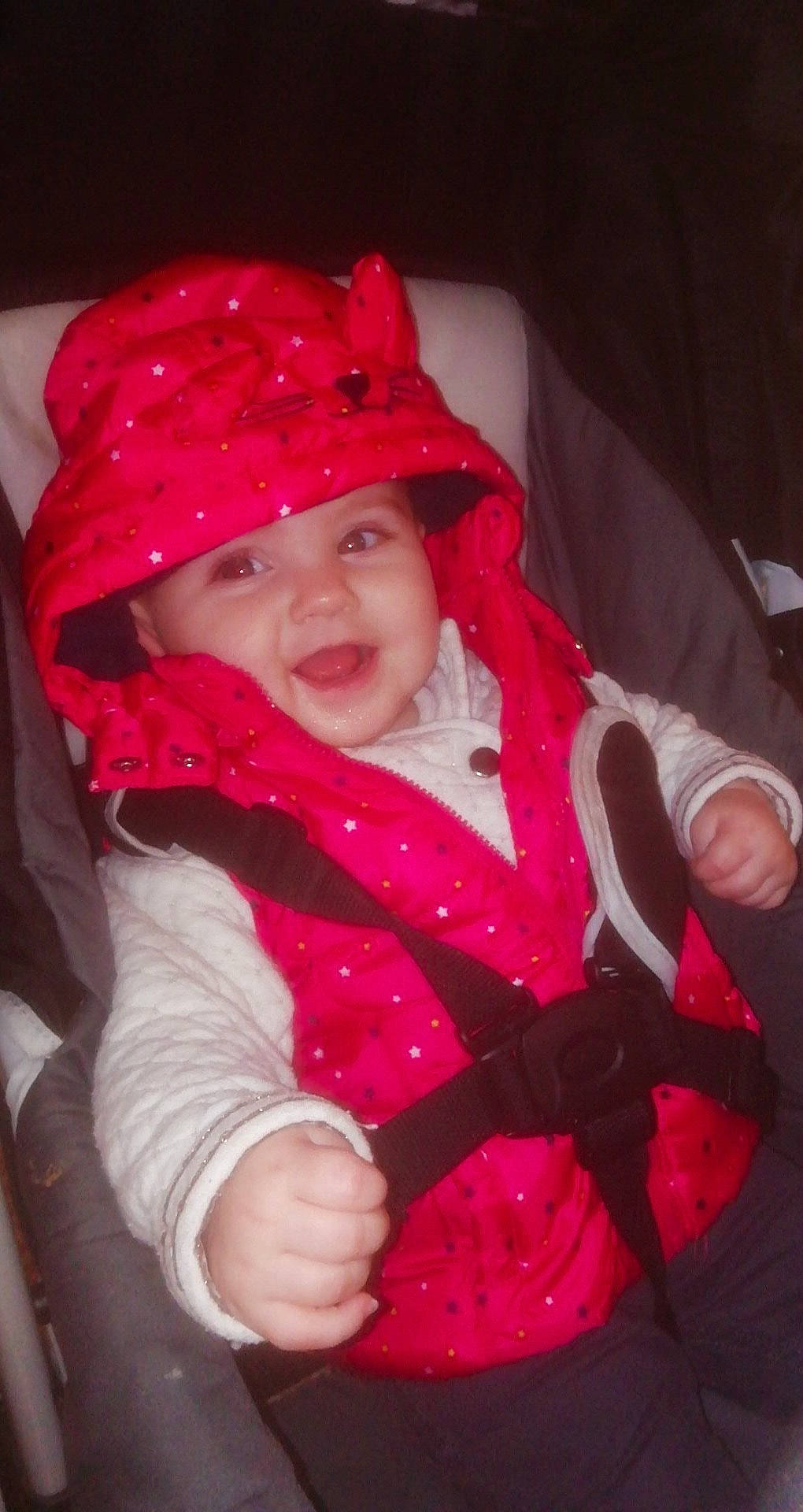 Julia a rejoint le concours — aidez-le/la à gagner de superbes lots ! child, fun, headgear, headwear, joy, person, pink, smile, toddler