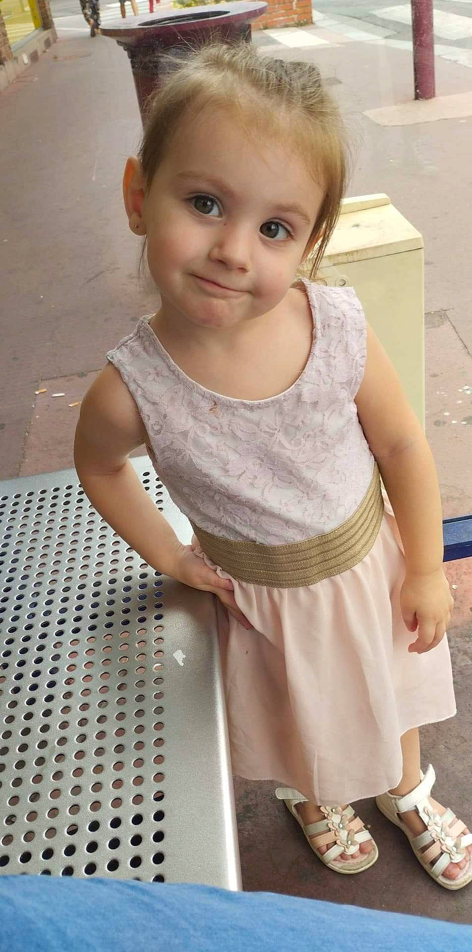 Julia a rejoint le concours — aidez-le/la à gagner de superbes lots ! baby_toddler_clothing, blond, child, day_dress, eyelash, face, happy, human_body, iris, joint, joy, neck, pattern, person, shoulder, skin, sleeve, smile, t_shirt, toddler