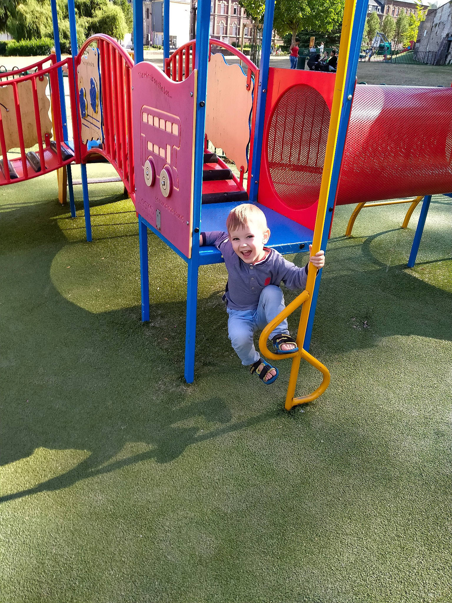 Noah participe au concours pour gagner de l'argent avec cette photo : child, chute, city, fun, human_settlement, joy, leisure, outdoor_play_equipment, person, play, playground, playground_slide, public_space, recreation, swing, toddler