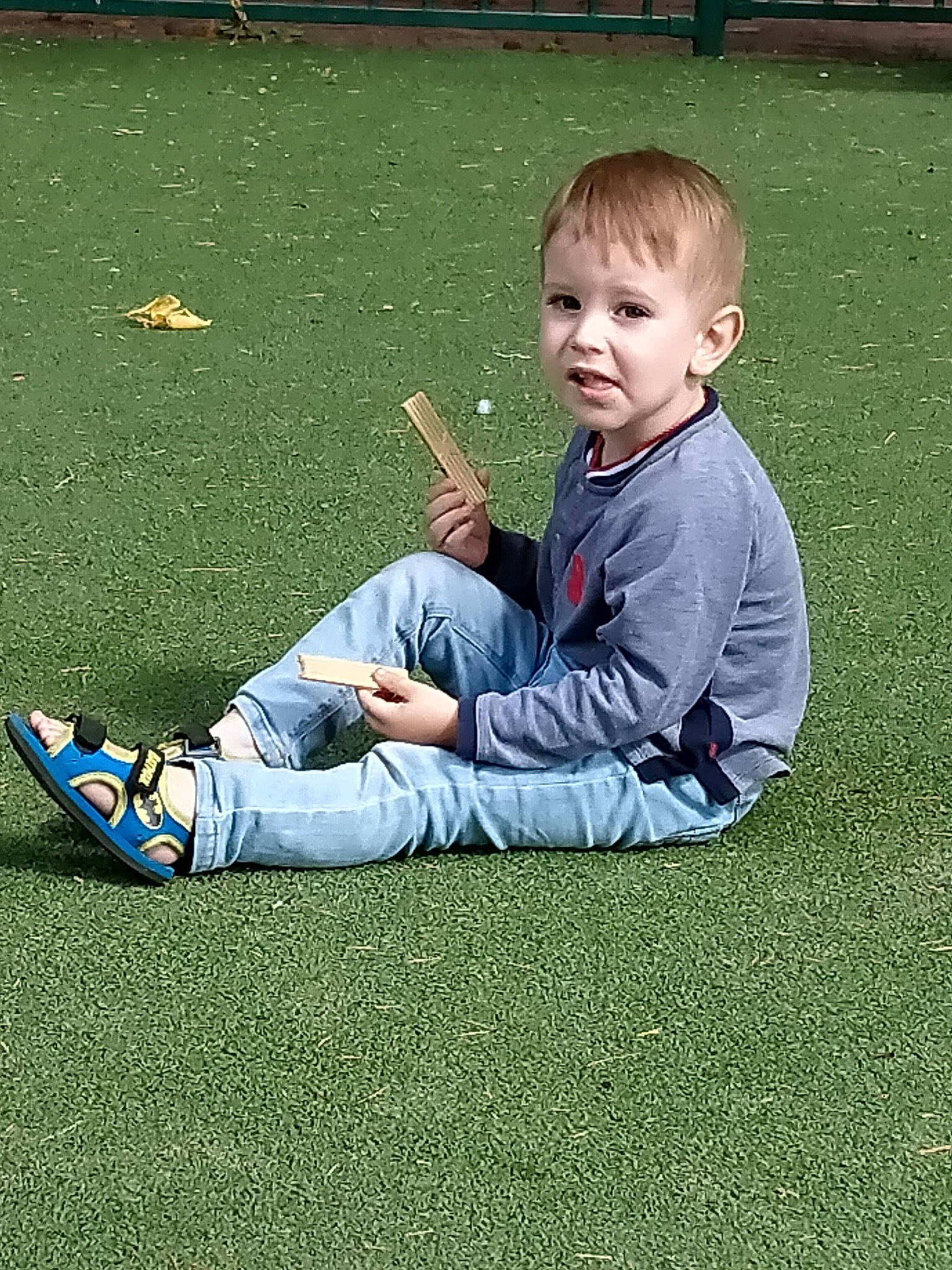 Noah a rejoint le concours — aidez-le/la à gagner de superbes lots ! child, grass, lawn, leisure, person, plant, play, shoe, sitting, toddler