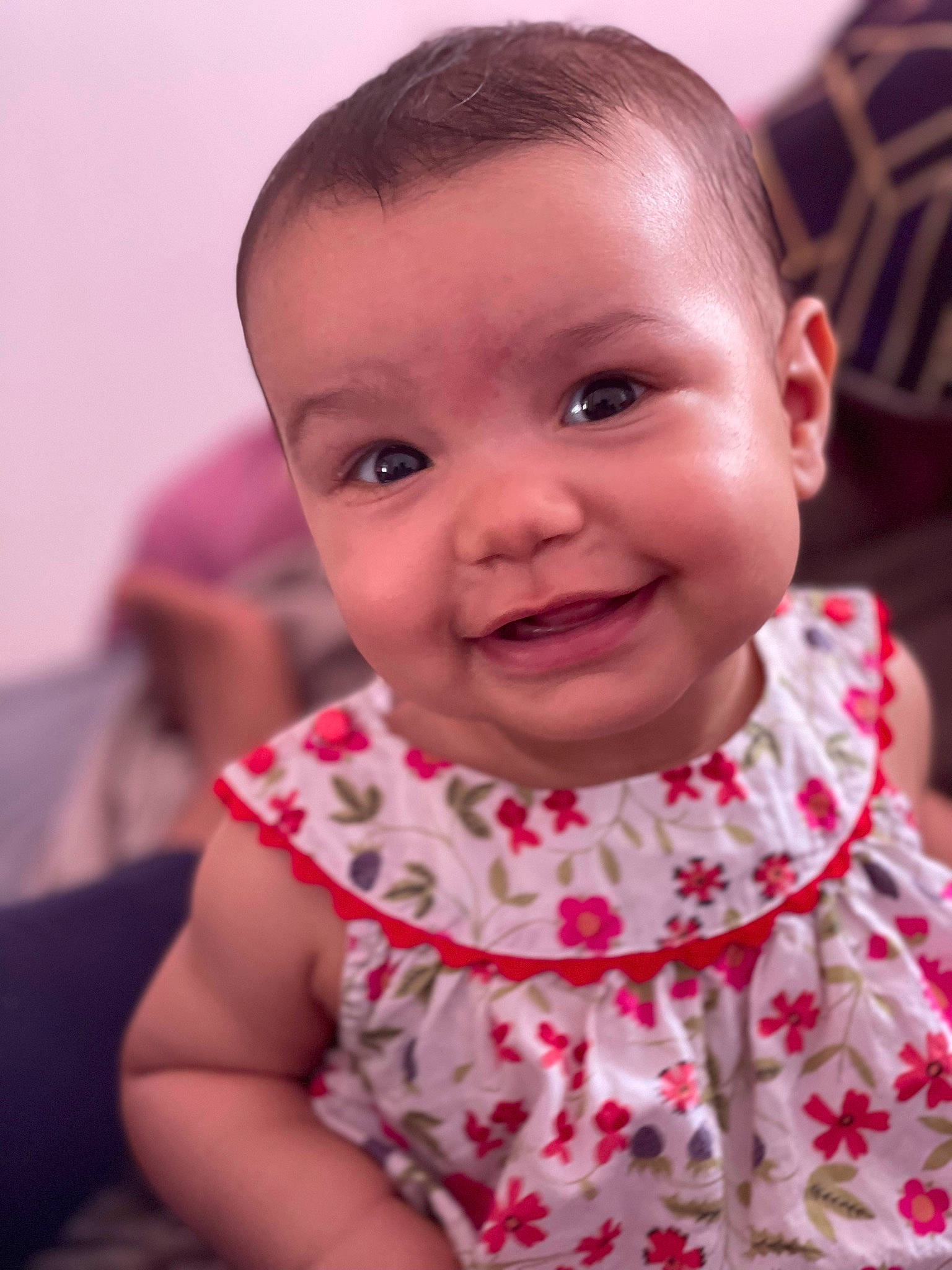 Inès a rejoint le concours — aidez-le/la à gagner de superbes lots ! baby_toddler_clothing, cheek, chin, collar, dress, eye, eyelash, face, facial_expression, happy, iris, joy, lip, mammal, mouth, neck, nose, person, pink, skin