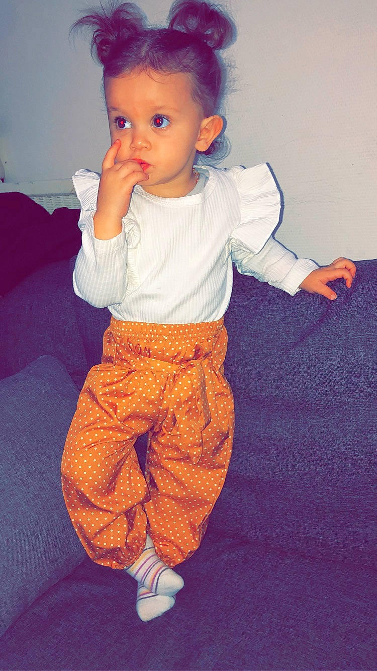 Djenna a rejoint le concours — aidez-le/la à gagner de superbes lots ! baby_toddler_clothing, cheek, child, chin, flooring, gesture, hair, hairstyle, happy, head, human_body, leg, nose, person, pink, sleeve, sportswear, t_shirt, toddler, waist