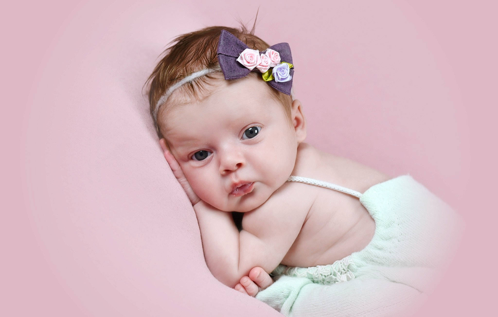 Jeanne a rejoint le concours — aidez-le/la à gagner de superbes lots ! baby, baby_toddler_clothing, cheek, child, chin, eyebrow, eyelash, face, fashion_accessory, flash_photography, hair_accessory, happy, head, headband, headpiece, iris, jewellery, pattern, person, portrait_photography