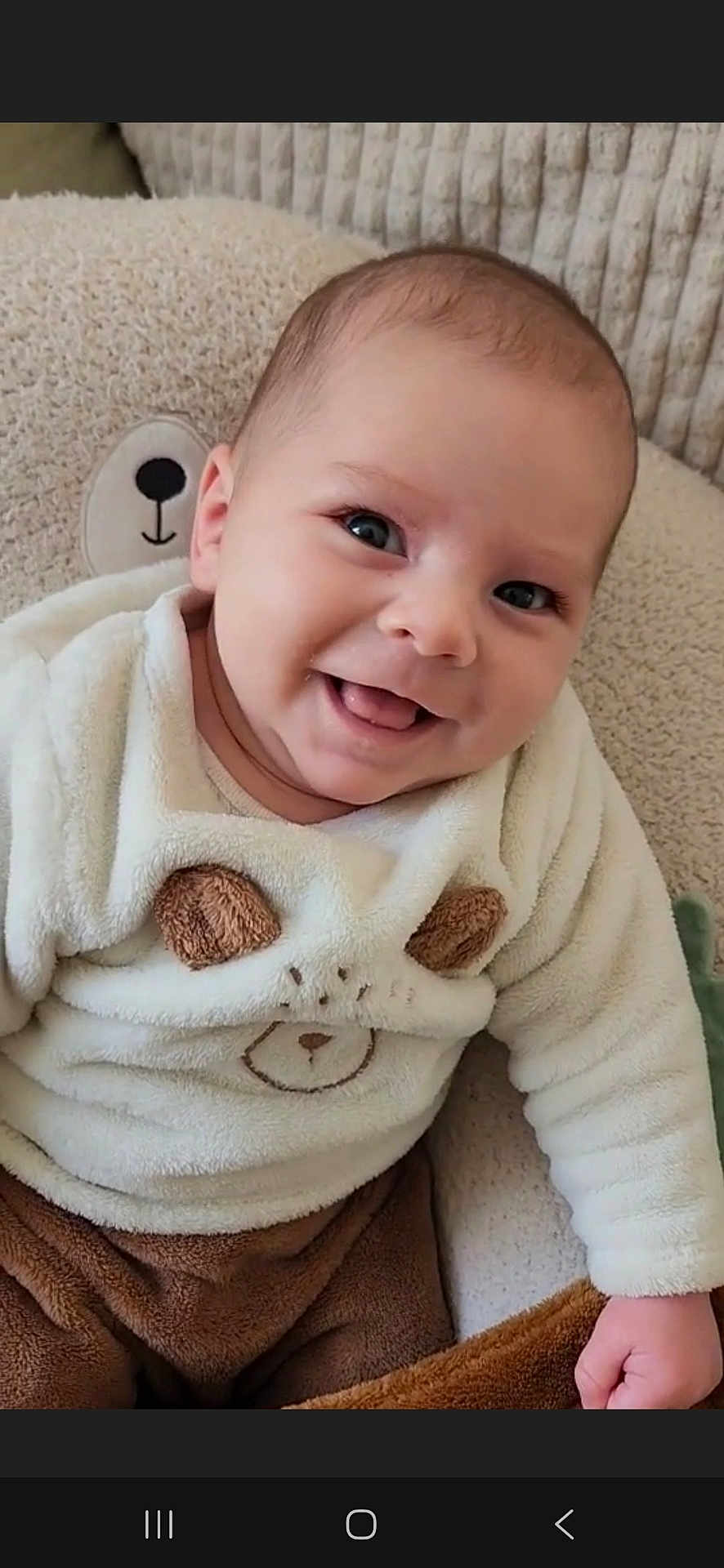 Marc participe au concours pour gagner de l'argent avec cette photo : baby, smiling, infant, child, cozy_clothing, bear_theme, plush, cushion, soft_texture, cute, happy, indoor, portrait, sitting, fuzzy, clothing, face, head, eyes, hand