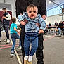 Lyzio a rejoint le concours — aidez-le/la à gagner de superbes lots ! toddler, child, man, denim_jacket, jeans, socks, wooden_block, gymnasium, indoor, people, bench, table, sports_floor, beard, hoodie, shoes, action, blurred_background, casual_clothing, family