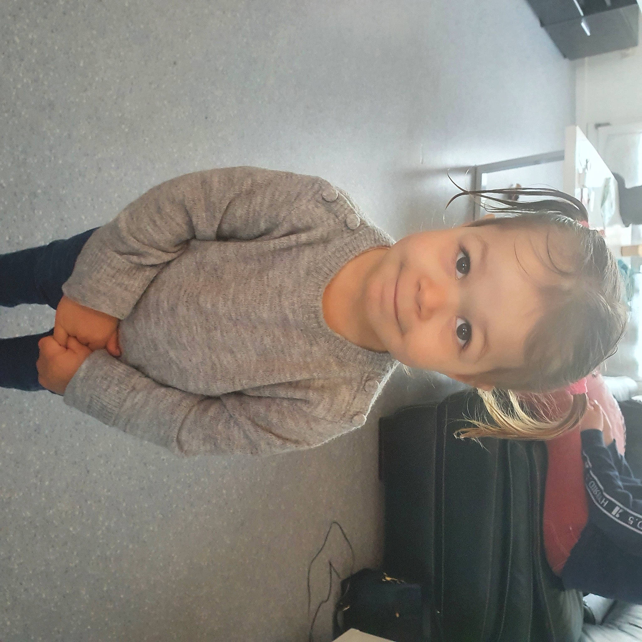 Davina participe au concours pour gagner de l'argent avec cette photo : abdomen, chair, child, comfort, elbow, eyewear, flooring, fun, fur, human_leg, joy, knee, luxury_vehicle, person, room, sitting, sleeve, vehicle_door, waist, wool