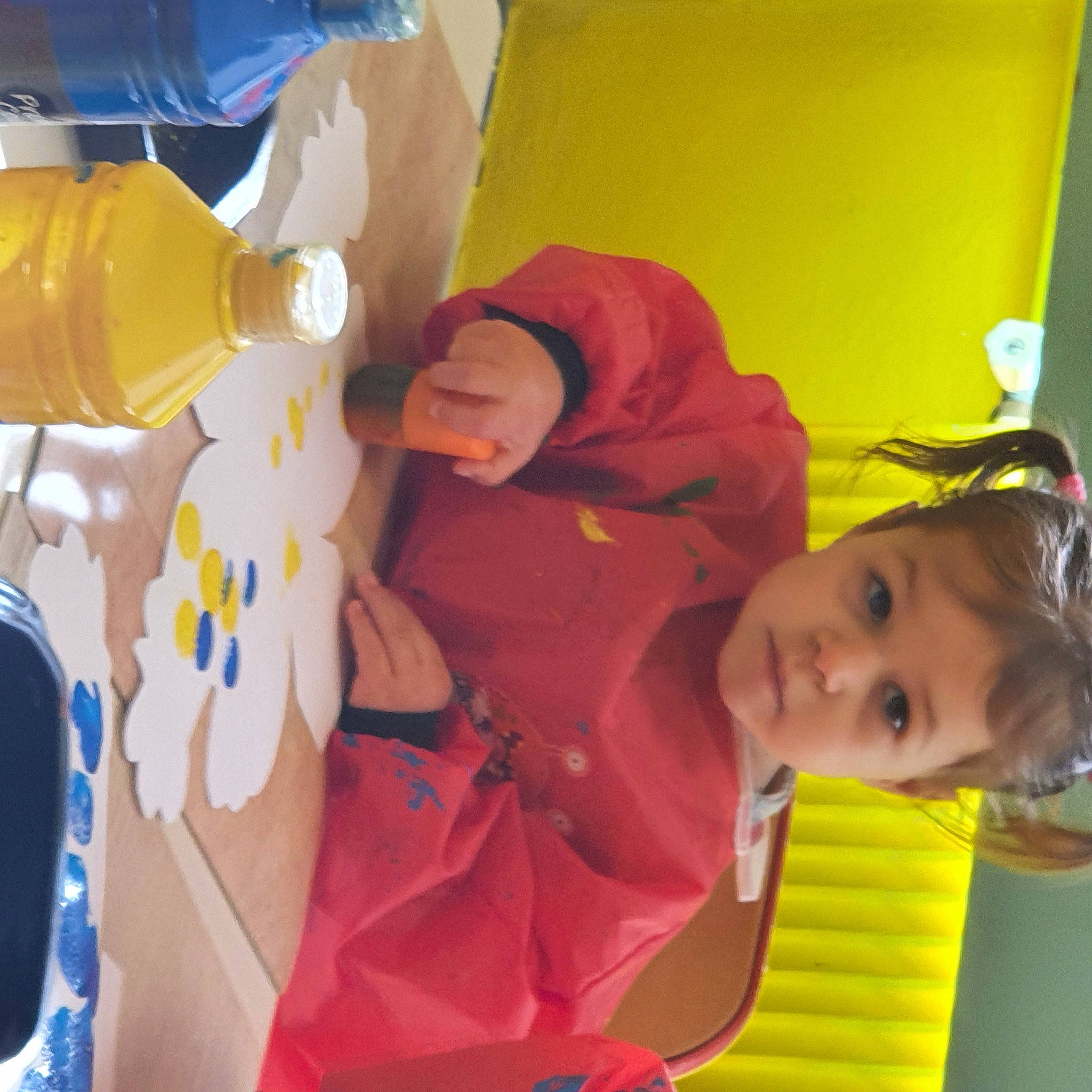 Davina participe au concours pour gagner de l'argent avec cette photo : baby, baby_products, baby_toddler_clothing, baby_toys, blue, child, costume, event, flooring, fun, orange, person, plastic, plastic_bottle, play, room, stuffed_toy, toddler, yellow