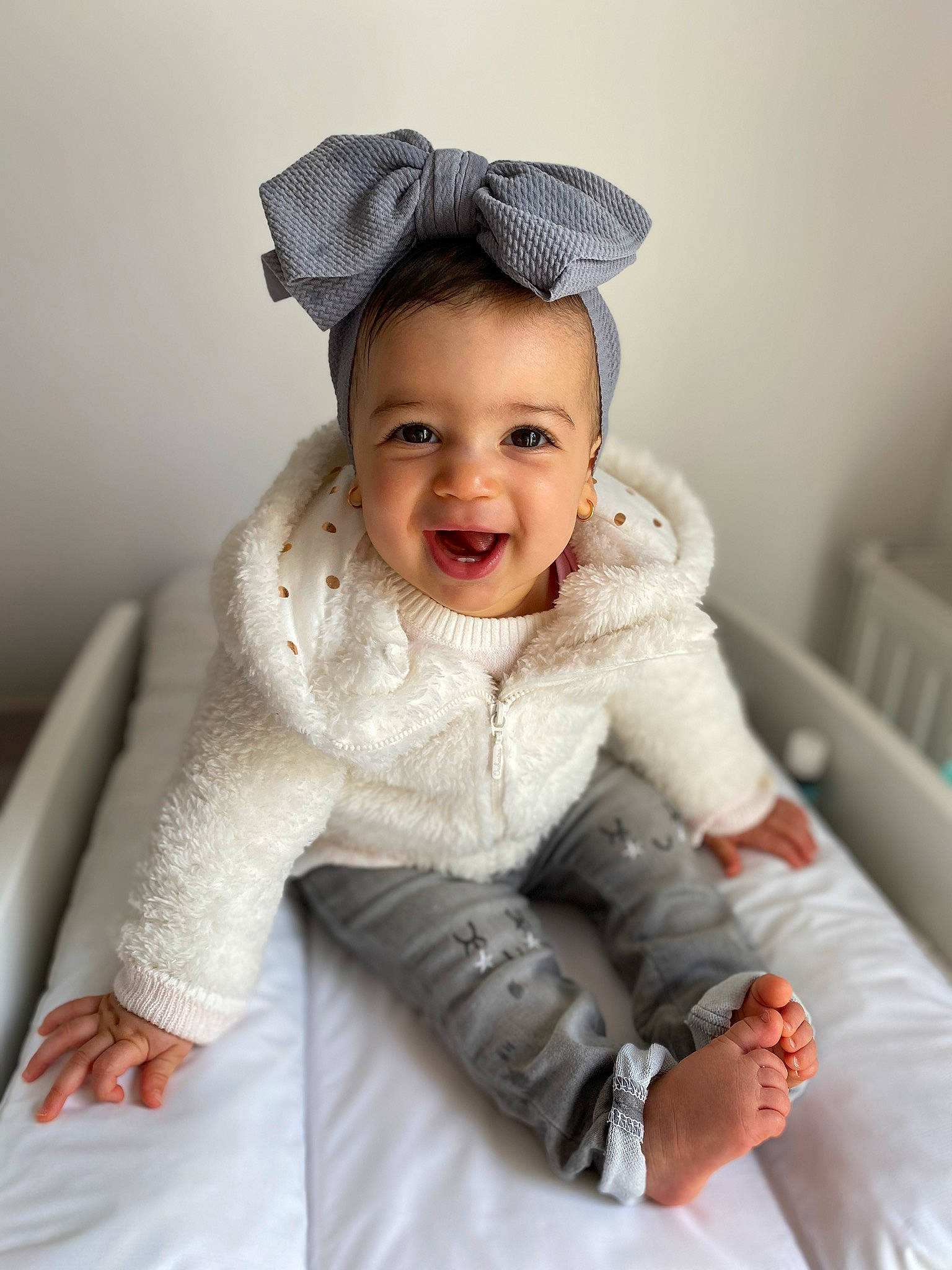 Swaïley a rejoint le concours — aidez-le/la à gagner de superbes lots ! baby, baby_laughing, baby_toddler_clothing, child, child_model, ear, eye, facial_expression, fur, happy, headgear, person, photography, portrait_photography, sitting, skin, sleeve, smile, toddler