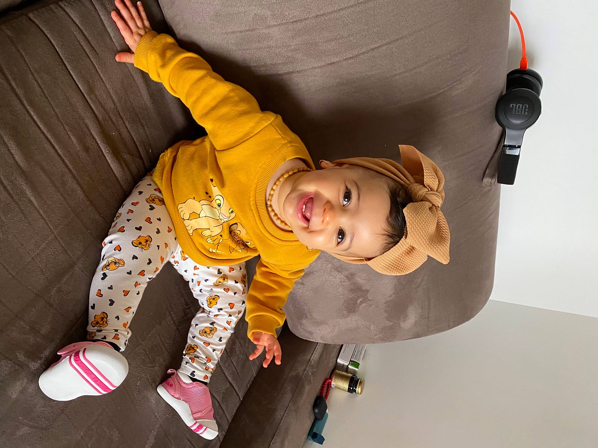 Swaïley participe au concours pour gagner de l'argent avec cette photo : child, fun, happy, joy, person, smile, yellow