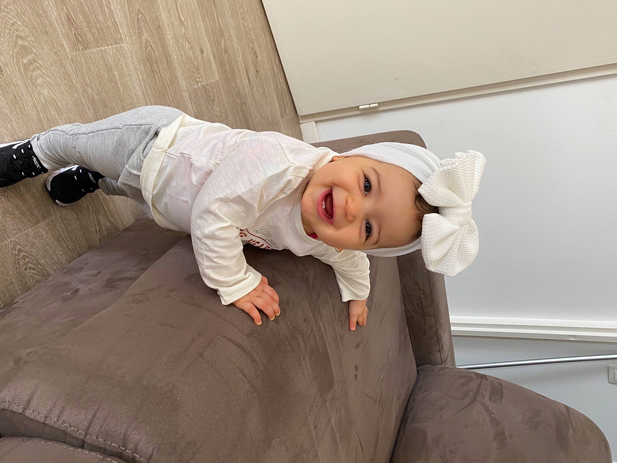 Swaïley participe au concours pour gagner de l'argent avec cette photo : child, comfort, headwear, joy, leg, person