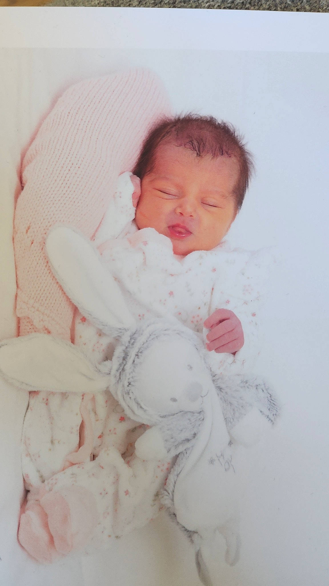 Emy a rejoint le concours — aidez-le/la à gagner de superbes lots ! art, baby, baby_products, baby_sleeping, baby_toddler_clothing, cheek, child, comfort, fur, happy, iris, linens, pattern, peach, person, pink, room, sitting, sleeve, textile