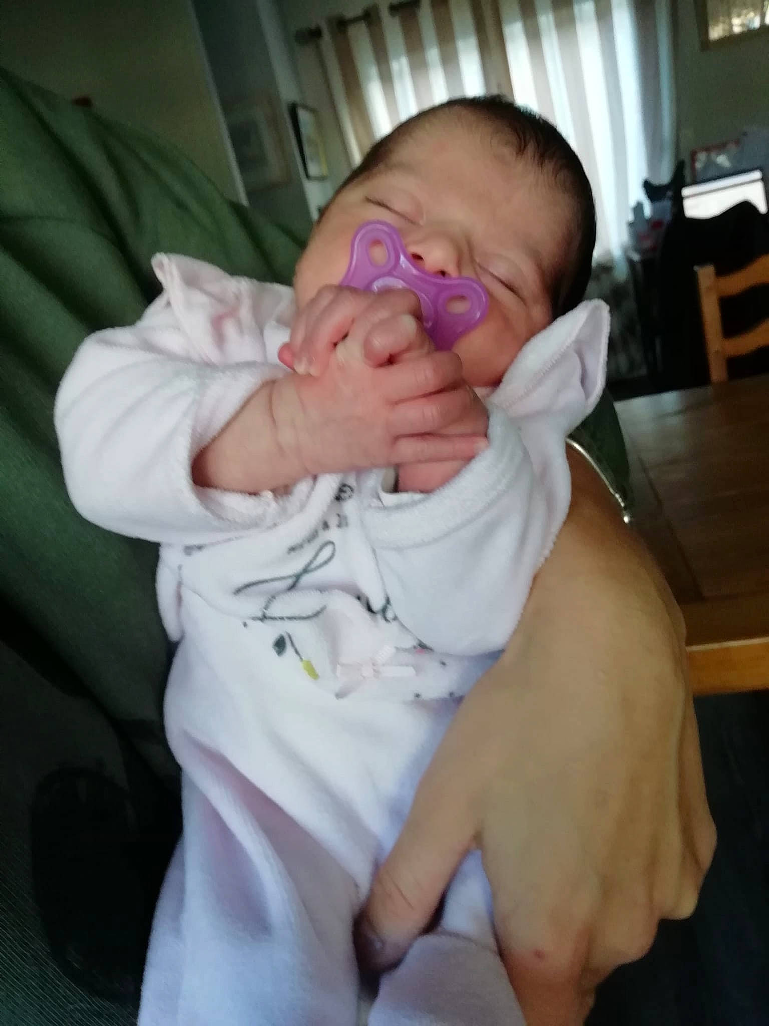 Emy participe au concours pour gagner de l'argent avec cette photo : abdomen, baby, baby_products, baby_safety, baby_toddler_clothing, chair, cheek, child, comfort, elbow, finger, gesture, happy, linens, lip, nail, person, sitting, sleeve, thumb