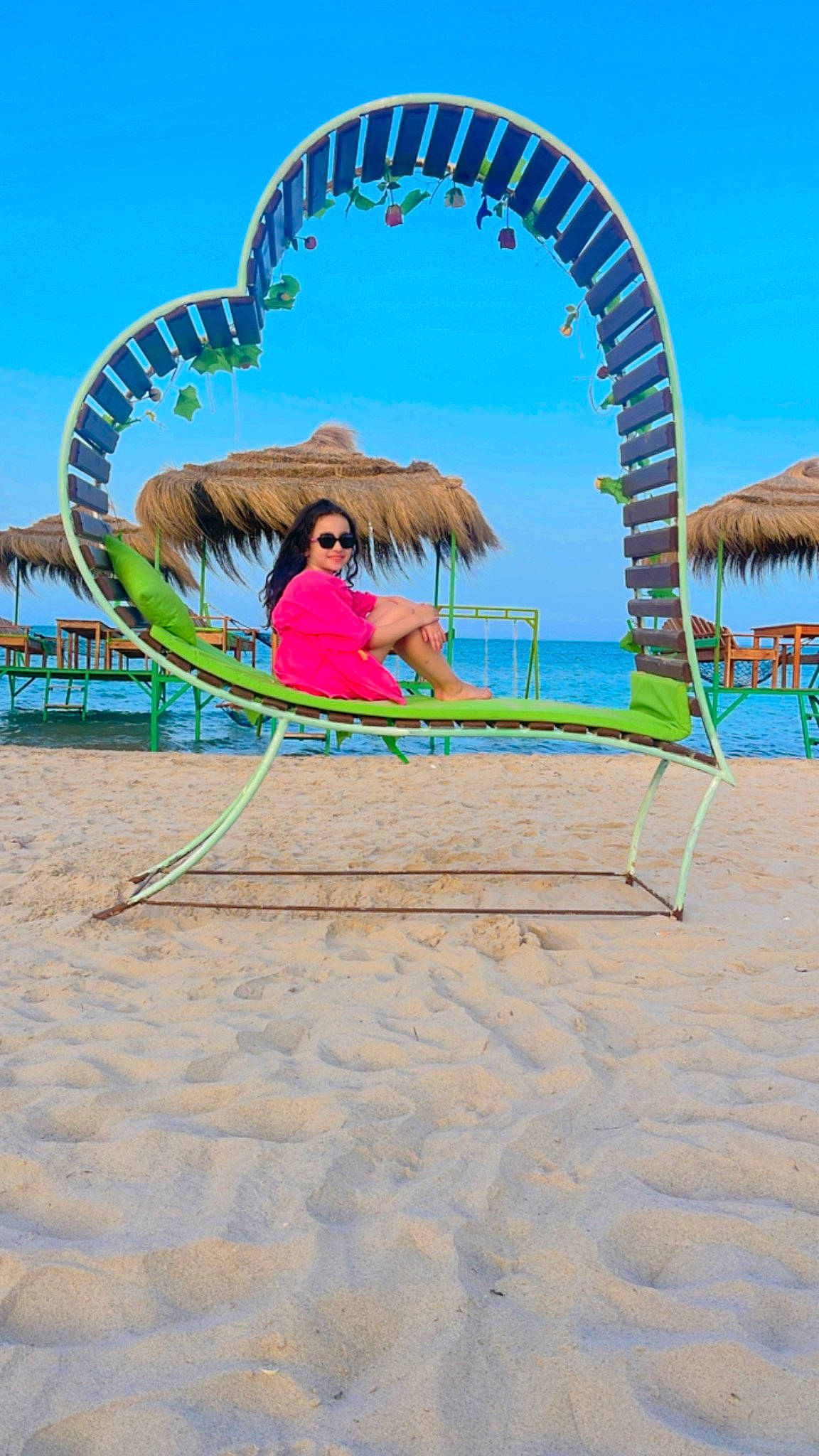 Aïcha a rejoint le concours — aidez-le/la à gagner de superbes lots ! azure, beach, beauty, city, fashion_accessory, fun, horizon, joy, landscape, leisure, magenta, ocean, outdoor_furniture, people_in_nature, person, plant, recreation, shade, sky, sunlounger
