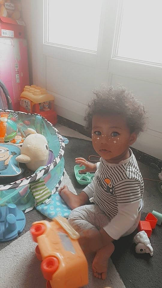 Ayden participe au concours pour gagner de l'argent avec cette photo : baby, cheek, child, person, play, room, sitting, skin, toddler, toy