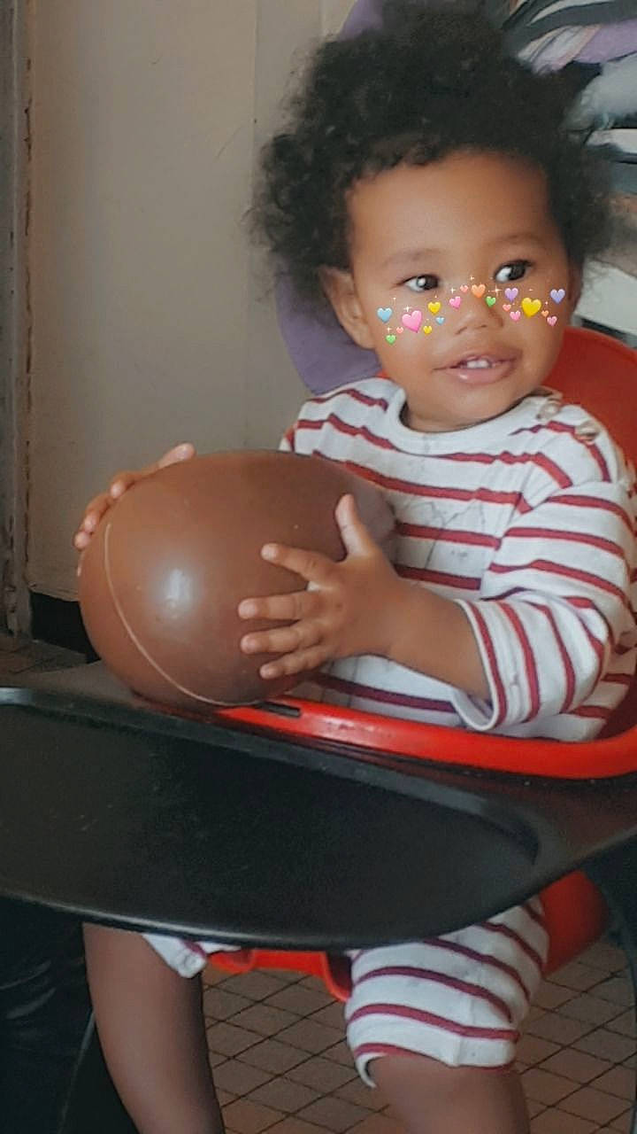 Ayden a rejoint le concours — aidez-le/la à gagner de superbes lots ! black_hair, child, person, sitting, toddler