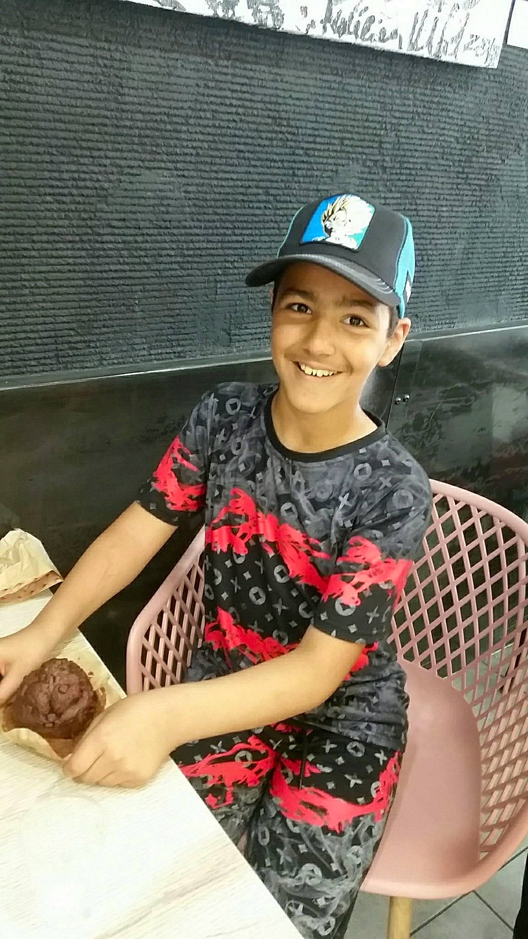 Sullivan participe au concours pour gagner de l'argent avec cette photo : arm, baseball_cap, black_hair, cap, child, elbow, fashion_design, flash_photography, fun, hairstyle, hand, happy, headwear, human_leg, joy, knee, leisure, person, sleeve, smile