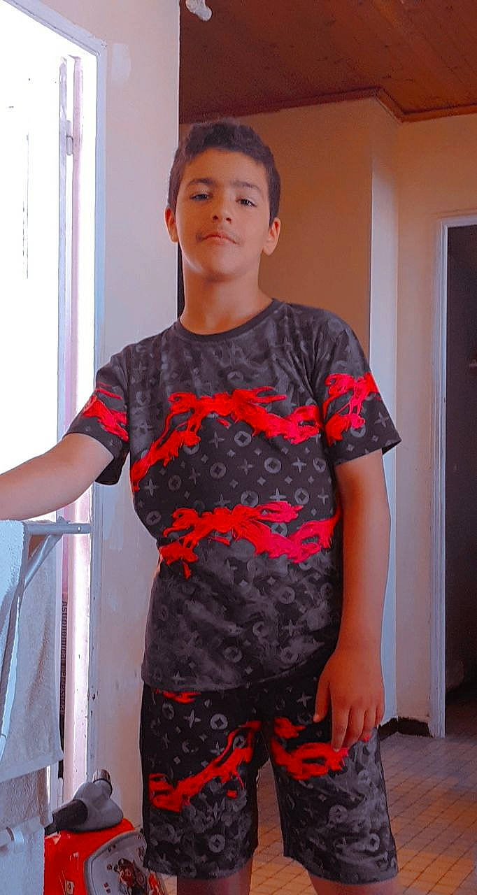 Sullivan a rejoint le concours — aidez-le/la à gagner de superbes lots ! abdomen, belt, elbow, electric_blue, fashion_design, human_leg, joint, knee, magenta, neck, pattern, person, red, shoulder, sleeve, sportswear, standing, t_shirt, thigh, trunk