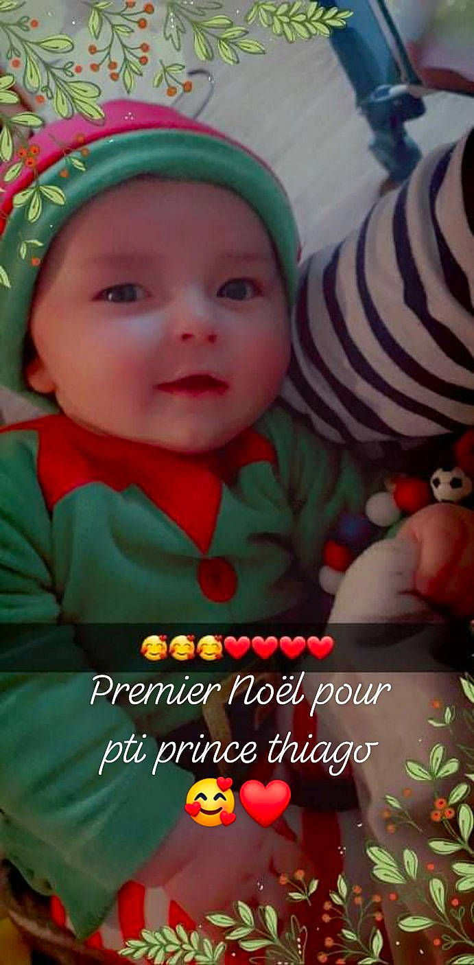 Thiago participe au concours pour gagner de l'argent avec cette photo : baby, baby_toddler_clothing, beauty, cap, child, christmas_ornament, event, facial_expression, fictional_character, font, grass, happy, hat, headwear, holiday, human_body, person, photo_caption, product, smile