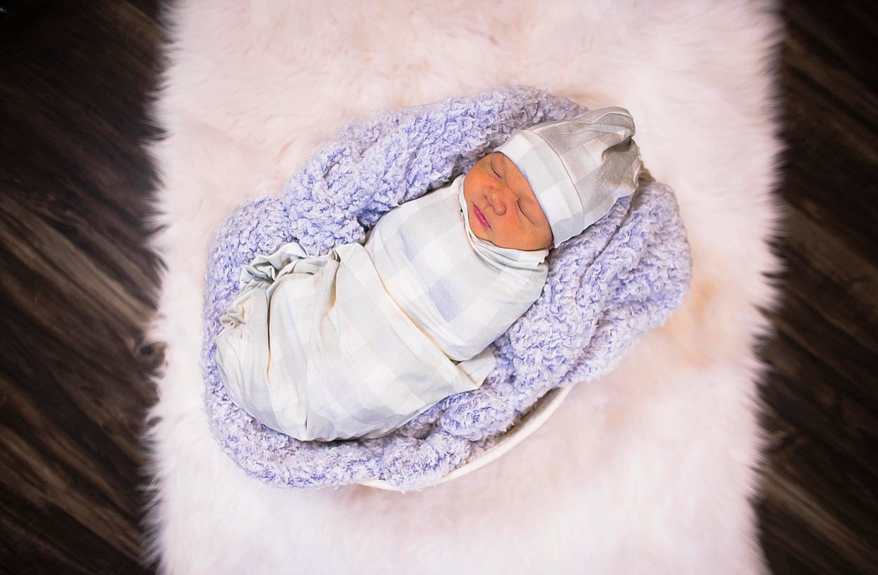 Kain is registered to the contest to win money with this photo: animal_product, cap, collar, denim, electric_blue, fashion_design, feather, fur, fur_clothing, hat, headwear, hood, human_body, jacket, knit_cap, natural_material, outerwear, person, sleeve, street_fashion