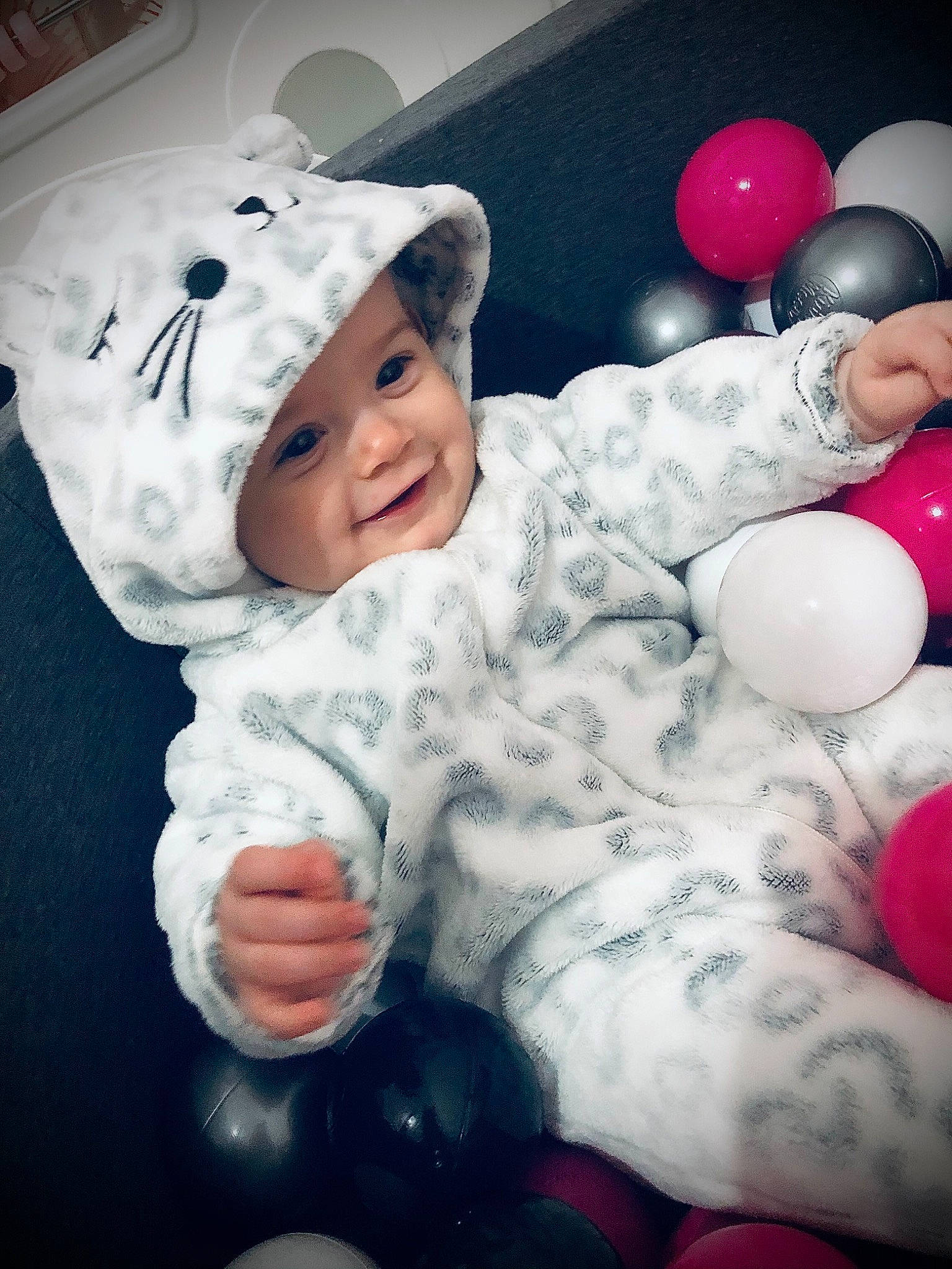 Dina a rejoint le concours — aidez-le/la à gagner de superbes lots ! baby, baby_toddler_clothing, balloon, cheek, child, comfort, facial_expression, fun, hand, happy, head, headwear, human_body, interaction, mouth, nose, person, pink, skin, smile