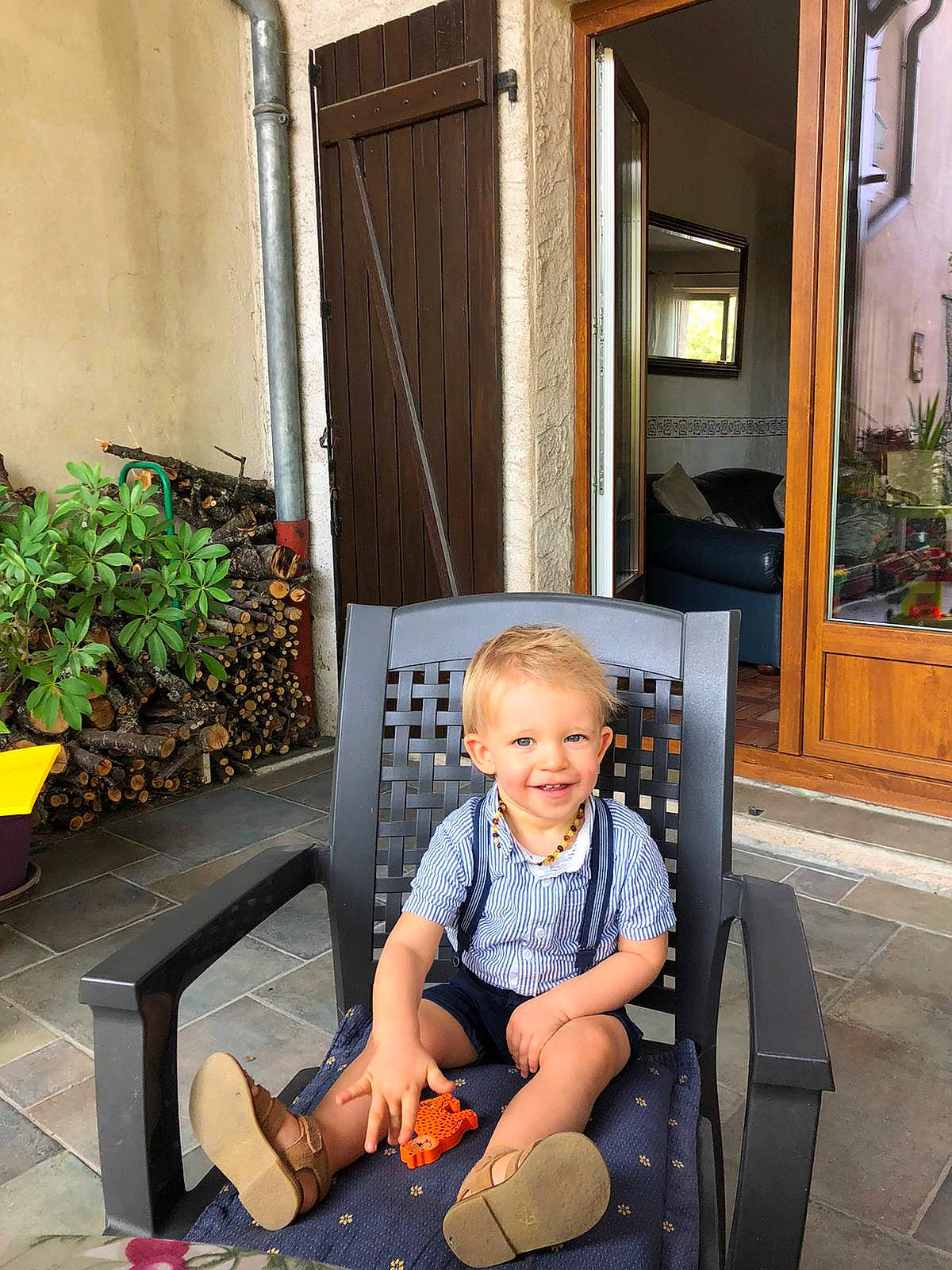 Arthur a rejoint le concours — aidez-le/la à gagner de superbes lots ! chair, child, furniture, joy, person, sitting