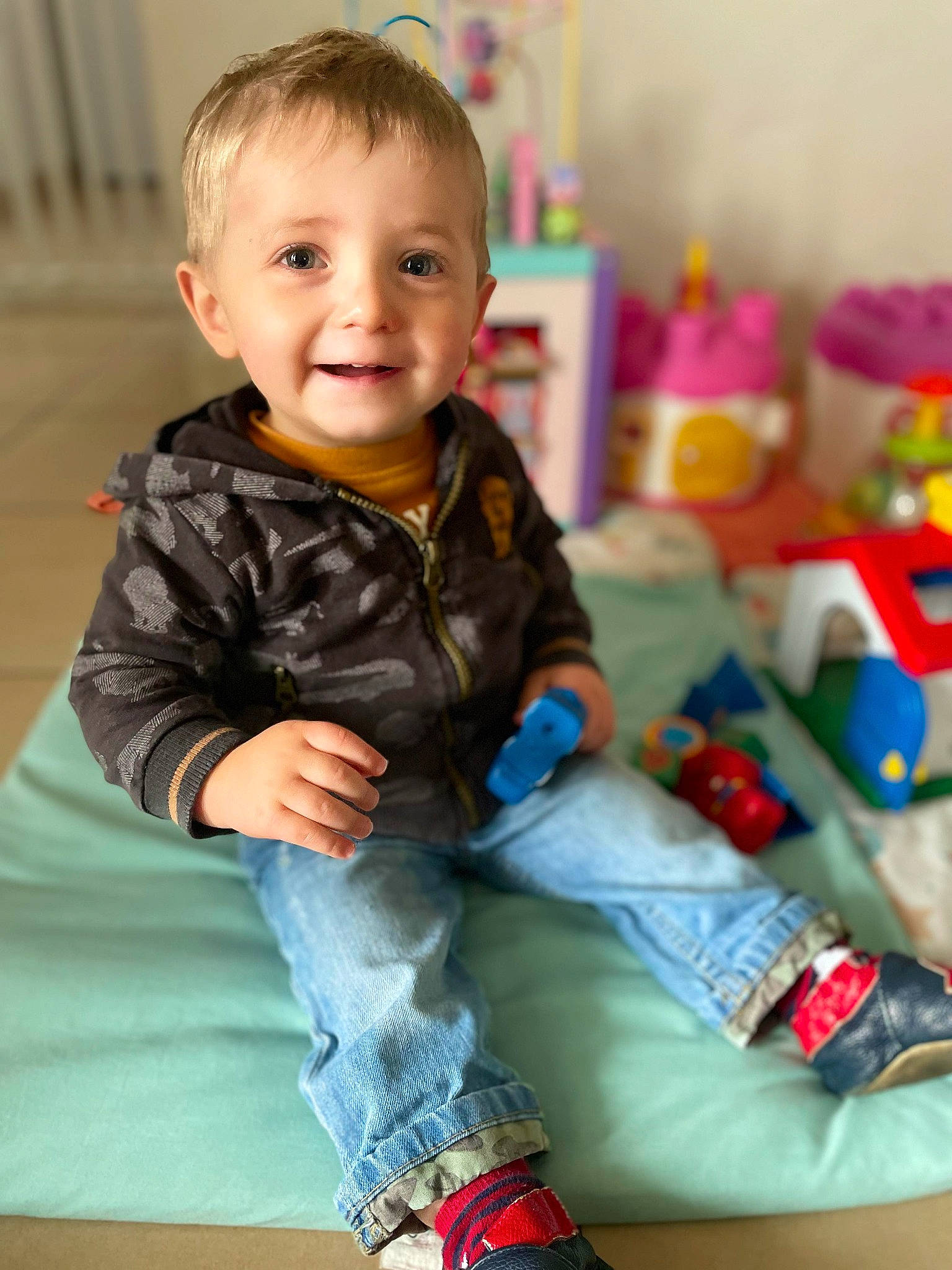 Myke participe au concours pour gagner de l'argent avec cette photo : baby, baby_playing_with_toys, baby_toddler_clothing, cheek, child, comfort, flooring, fun, happy, head, joy, leg, person, sitting, skin, sleeve, smile, sock, standing, textile