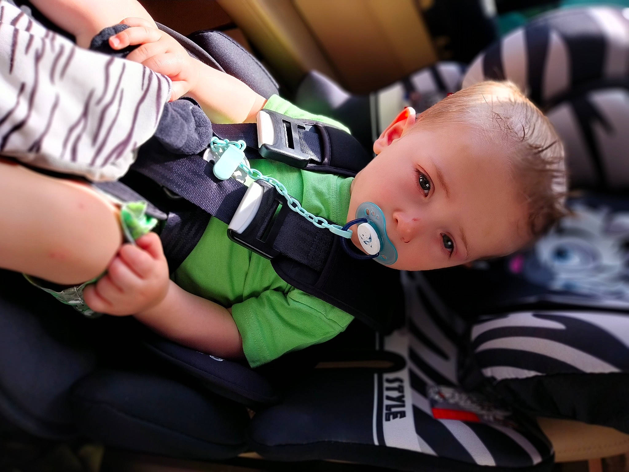 Myke participe au concours pour gagner de l'argent avec cette photo : auto_part, baby, baby_carriage, baby_products, baby_toddler_clothing, car_seat, child, comfort, finger, fun, gesture, hand, lap, nail, person, seat_belt, sitting, thigh, thumb, toddler