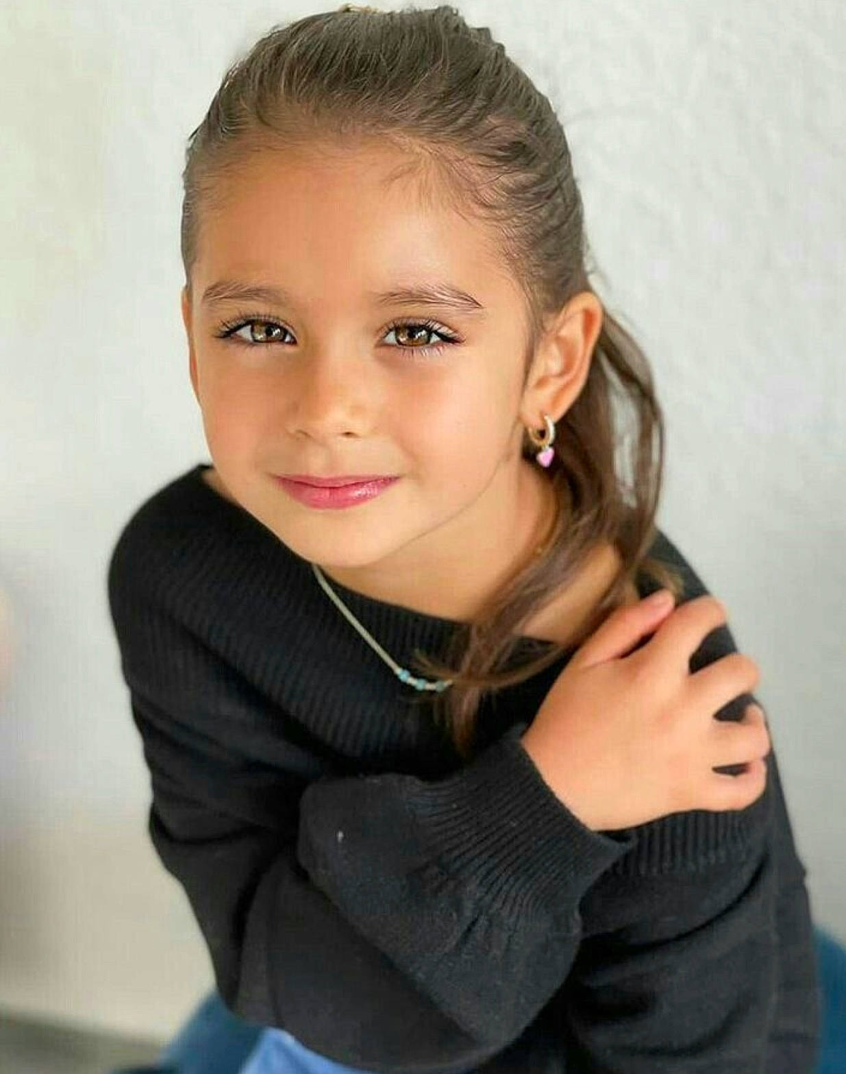 Elya a rejoint le concours — aidez-le/la à gagner de superbes lots ! arm, black_hair, brown_hair, cheek, child, chin, eyebrow, eyelash, flash_photography, gesture, happy, iris, joy, lip, long_hair, neck, nose, outerwear, person, skin