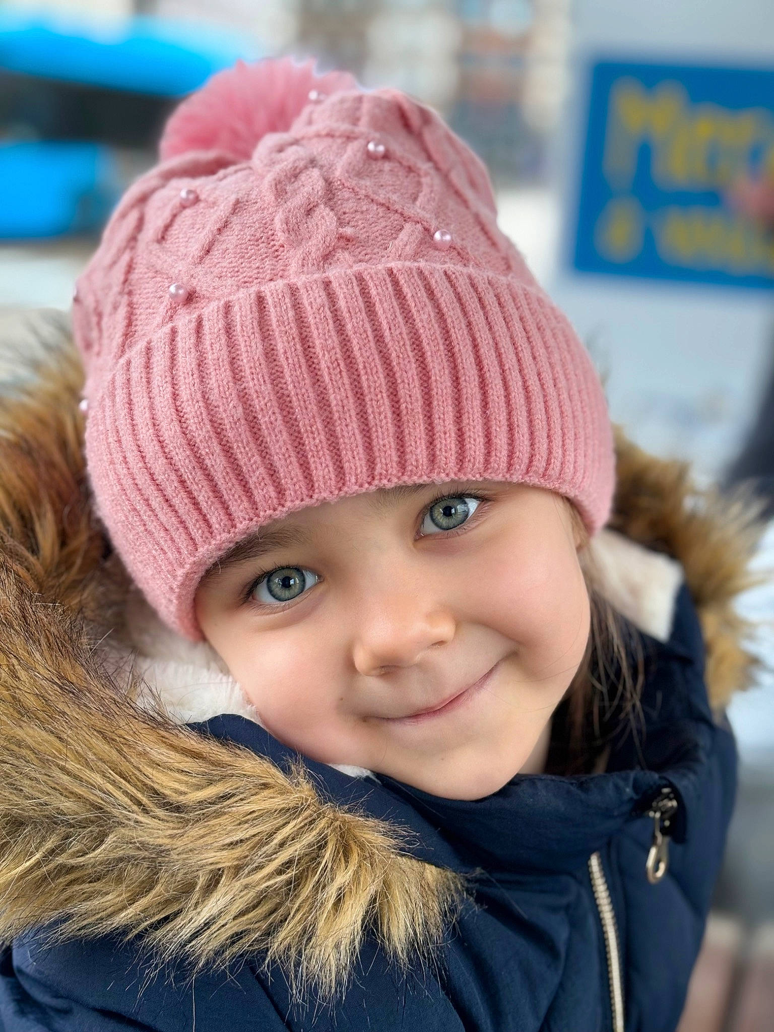 Lou a rejoint le concours — aidez-le/la à gagner de superbes lots ! beauty, cap, child, clothing, electric_blue, fun, happy, headgear, headwear, joy, knit_cap, magenta, organ, outerwear, person, photograph, smile, snapshot, textile, toddler