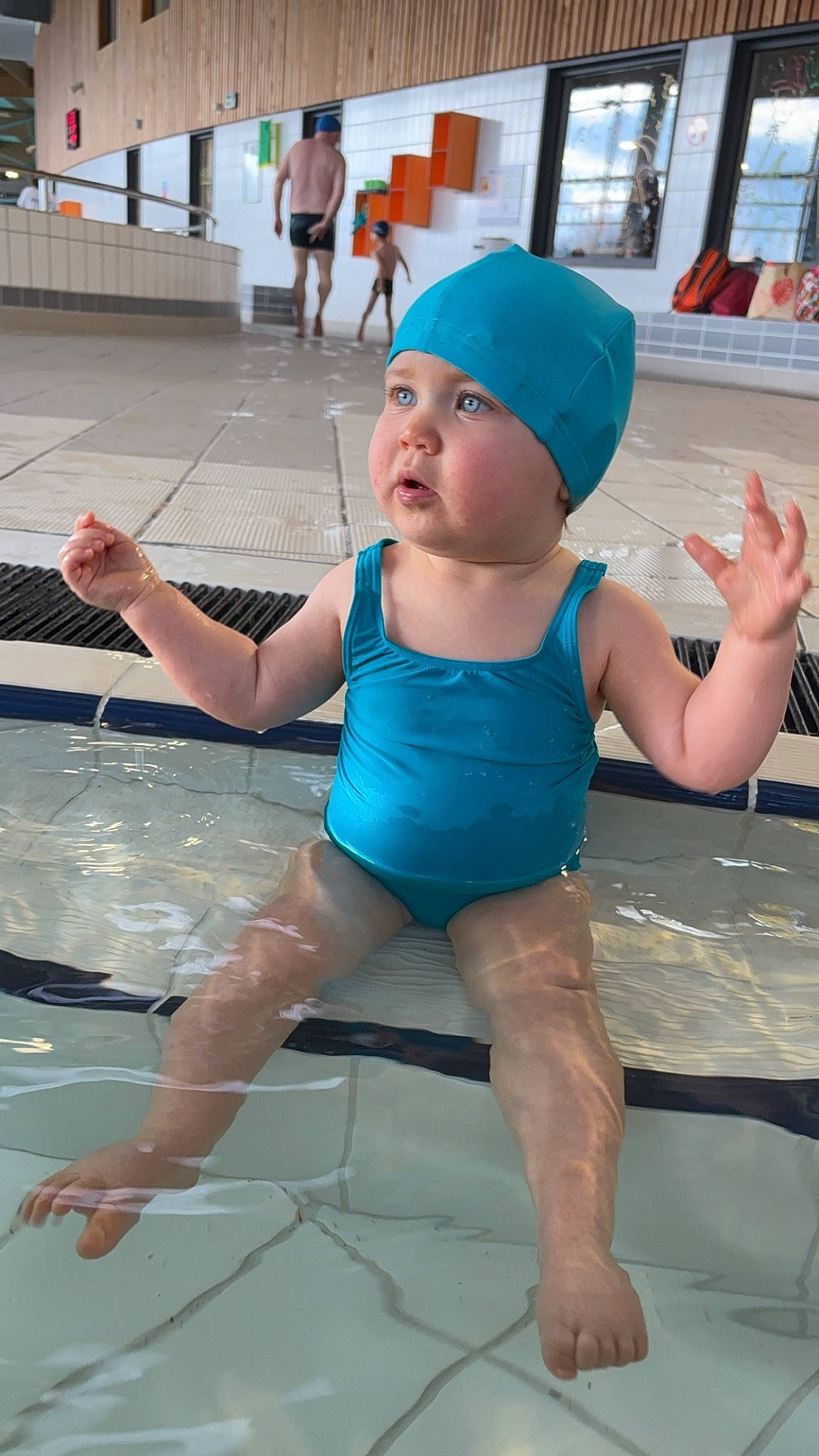 Romane a rejoint le concours — aidez-le/la à gagner de superbes lots ! azure, barefoot, baseball_cap, cap, electric_blue, finger, foot, fun, hand, happy, hat, headwear, human_leg, joint, leisure, one_piece_swimsuit, person, recreation, summer, thigh