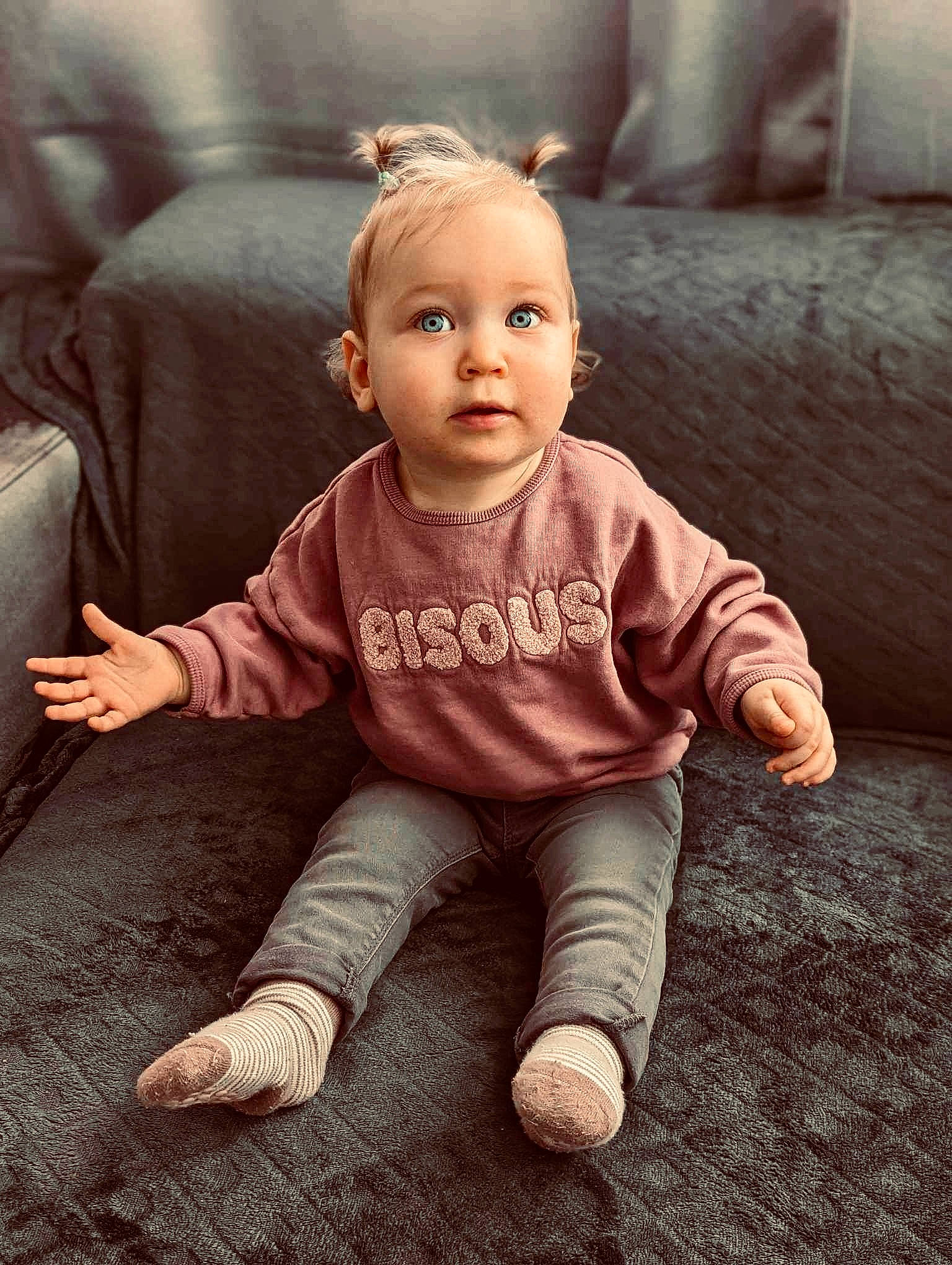 Romane participe au concours pour gagner de l'argent avec cette photo : baby, baby_toddler_clothing, cheek, comfort, eye, flash_photography, floor, flooring, foot, happy, head, human_body, iris, nose, person, sitting, skin, sleeve, smile, toddler