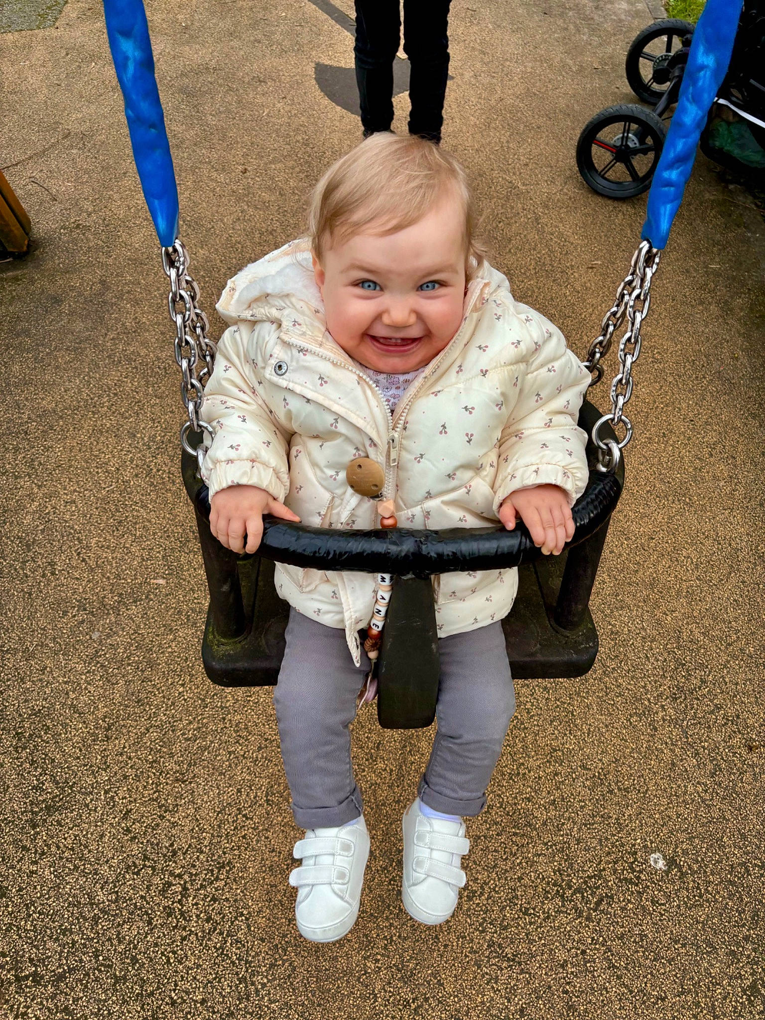 Romane participe au concours pour gagner de l'argent avec cette photo : baby, baby_toddler_clothing, child, electric_blue, fun, gesture, grass, happy, joy, knee, leisure, people, person, play, recreation, shoe, sitting, sleeve, smile, sneakers