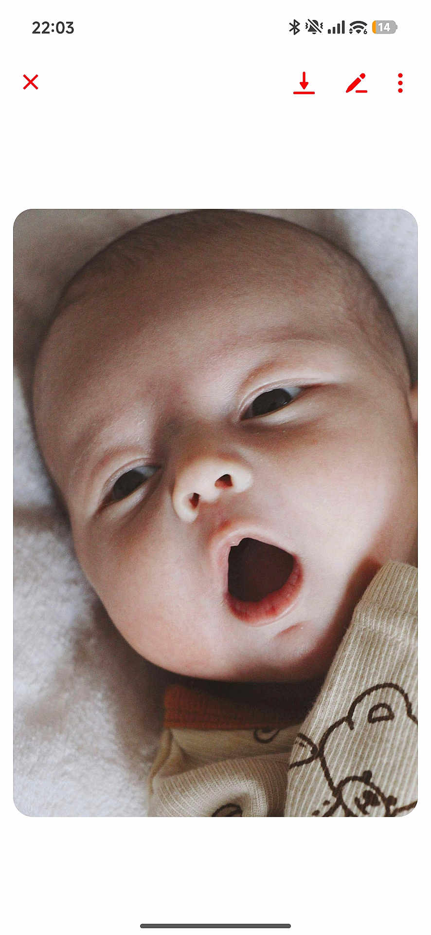 Izac participe au concours pour gagner de l'argent avec cette photo : baby, infant, face, close_up, expression, open_mouth, eyes, skin, blanket, clothing, cute, newborn, portrait, soft, lying_down, young_child, indoors, head, sleepwear, comfort