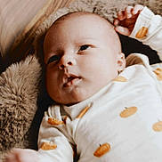 Izac a rejoint le concours — aidez-le/la à gagner de superbes lots ! baby, infant, onesie, pumpkin, blanket, fur, hand, face, skin, cute, newborn, sleepwear, child, portrait, indoors, soft, expression, lying_down, person, cozy