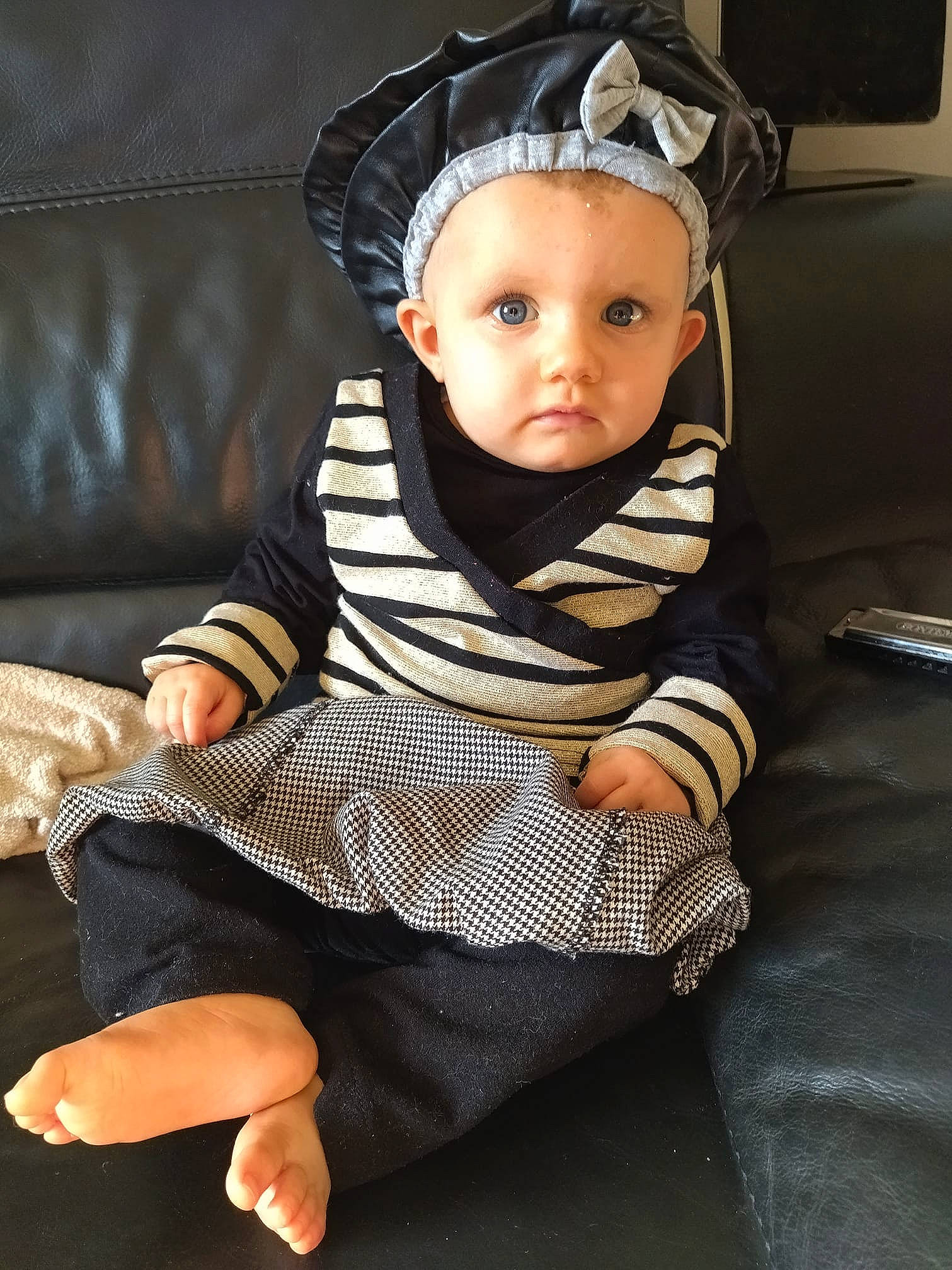 Adèle participe au concours pour gagner de l'argent avec cette photo : baby, baby_products, baby_toddler_clothing, barefoot, child, comfort, costume_hat, fashion_accessory, flash_photography, flooring, foot, fun, head, human_leg, pattern, person, portrait_photography, room, sitting, sleeve