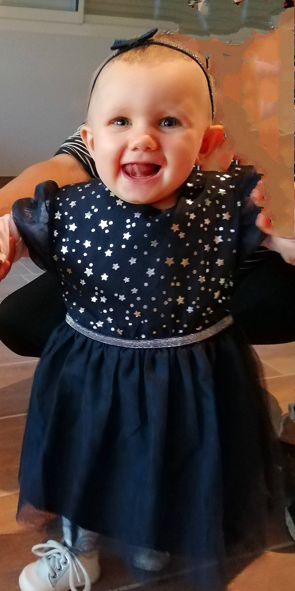 Adèle participe au concours pour gagner de l'argent avec cette photo : baby, baby_toddler_clothing, black, cheek, child, collar, day_dress, electric_blue, facial_expression, hairstyle, happy, joy, neck, one_piece_garment, pattern, person, photograph, shoulder, sleeve, smile