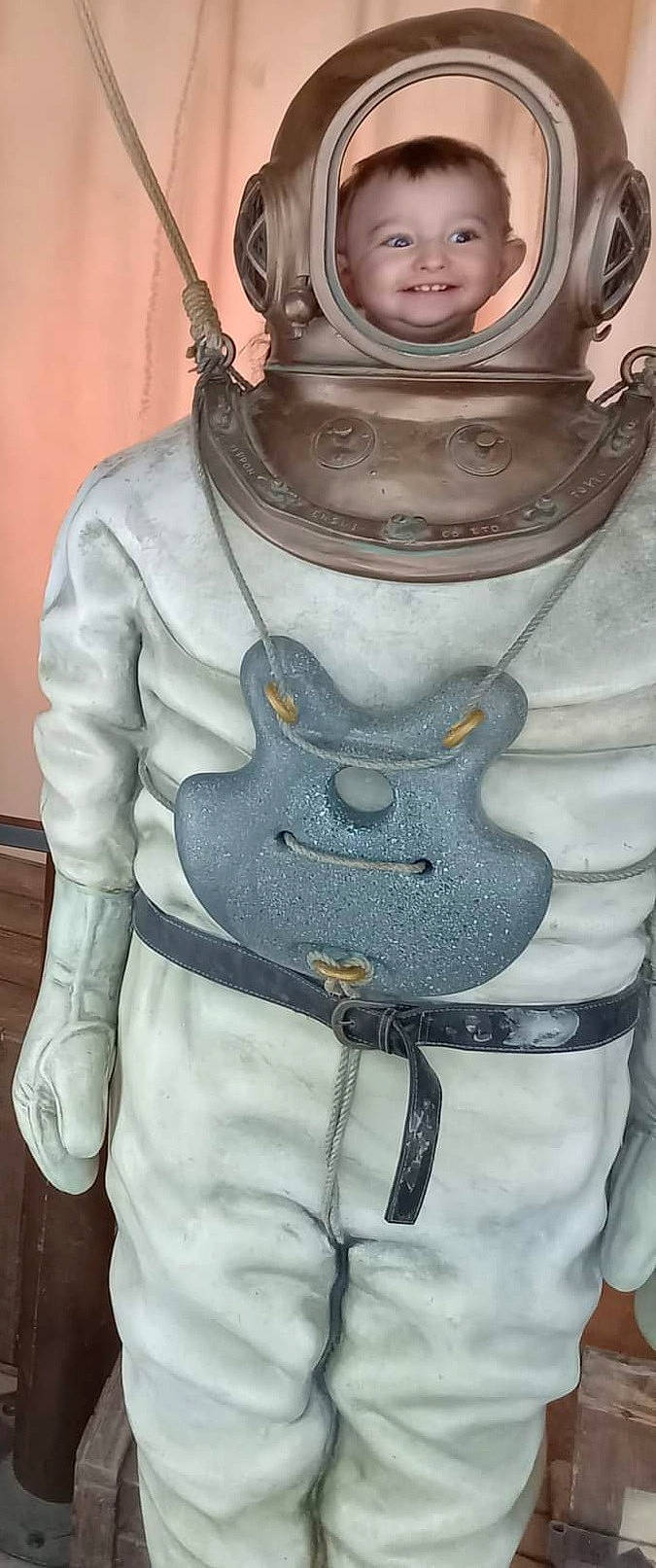 Arthur a rejoint le concours — aidez-le/la à gagner de superbes lots ! armour, art, chest, fashion_accessory, fictional_character, figurine, fur, grey, illustration, joy, metal, outerwear, pattern, person, personal_protective_equipment, sleeve, snout, stuffed_toy, t_shirt, toy