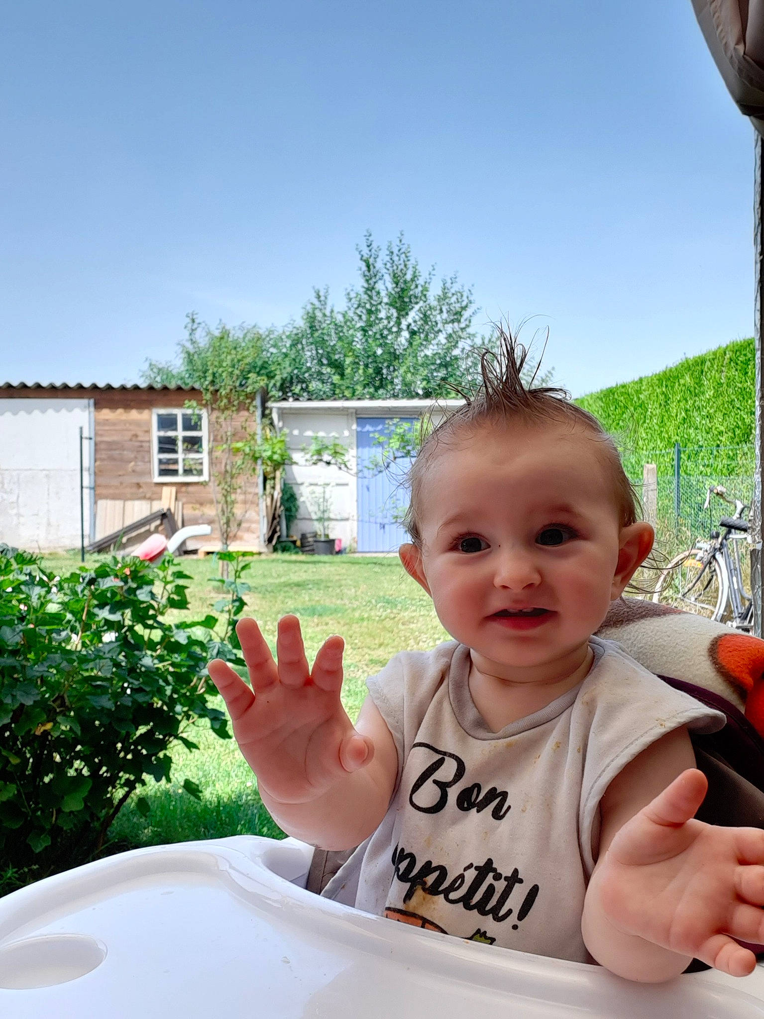Arthur a rejoint le concours — aidez-le/la à gagner de superbes lots ! baby, baby_toddler_clothing, building, child, daytime, finger, fun, gesture, grass, happy, leisure, person, plant, recreation, sky, smile, t_shirt, thumb, toddler, tree