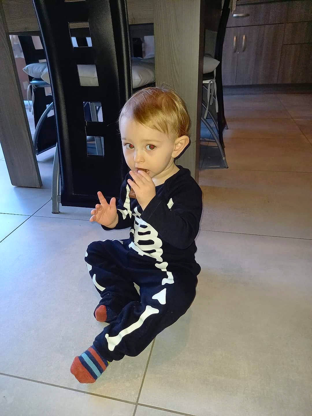 Arthur a rejoint le concours — aidez-le/la à gagner de superbes lots ! baby, baby_toddler_clothing, child, electric_blue, floor, flooring, foot, fun, hardwood, human_leg, joint, knee, person, sitting, sleeve, sock, sportswear, standing, thigh, toddler