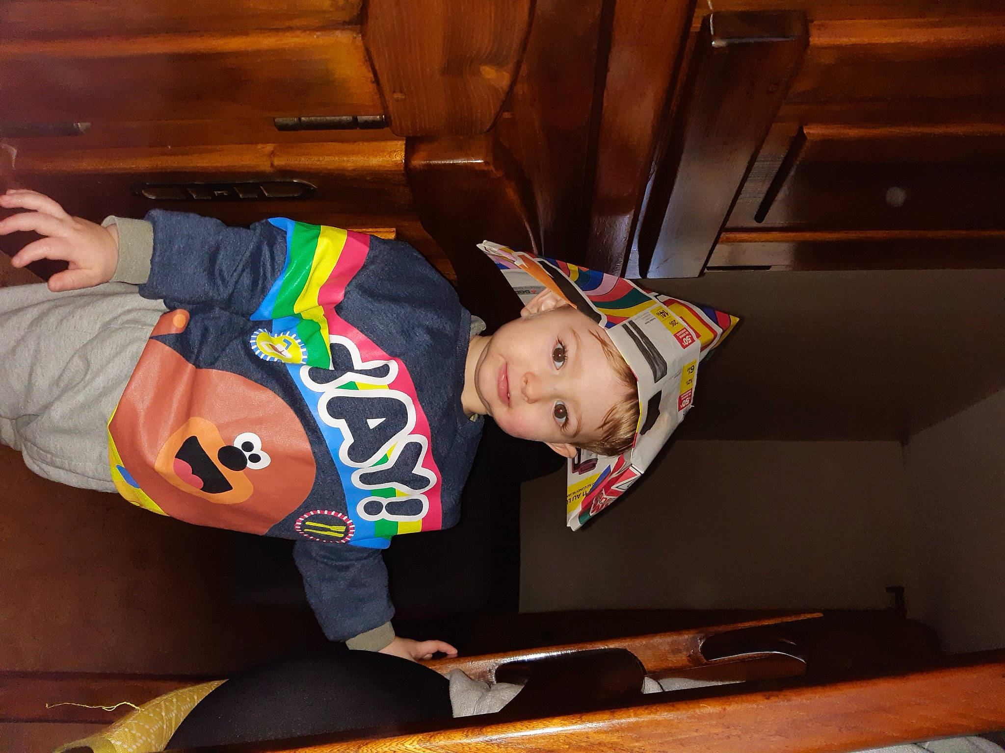 Arthur a rejoint le concours — aidez-le/la à gagner de superbes lots ! child, costume, flooring, fun, hat, headgear, headwear, leisure, person, play, product, room, smile, t_shirt, toddler, toy, vacation, wood