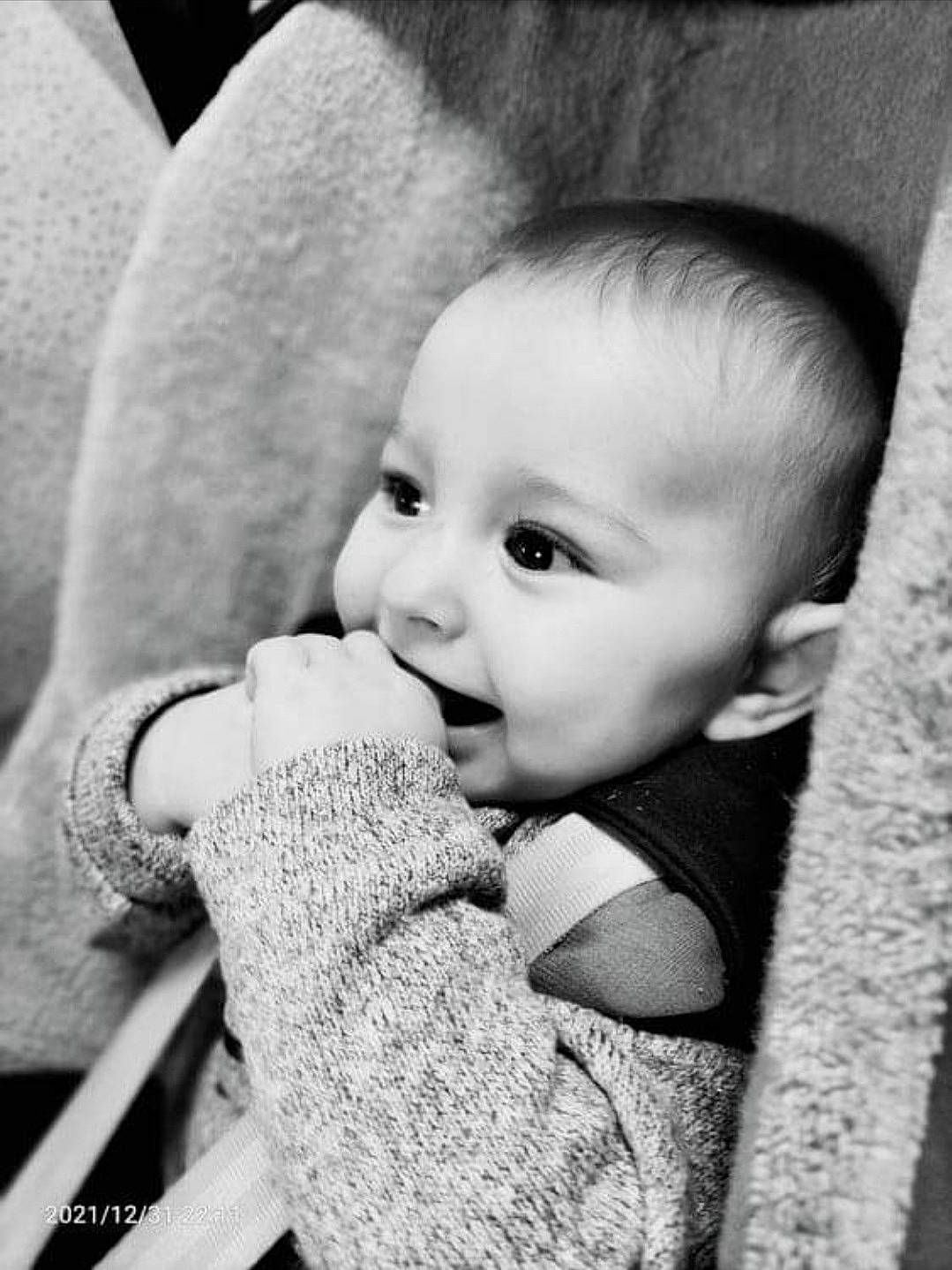 Arthur participe au concours pour gagner de l'argent avec cette photo : arm, baby, black_and_white, cheek, comfort, eye, eyelash, face, flash_photography, gesture, hairstyle, hand, happy, iris, lip, nose, organ, person, skin, smile