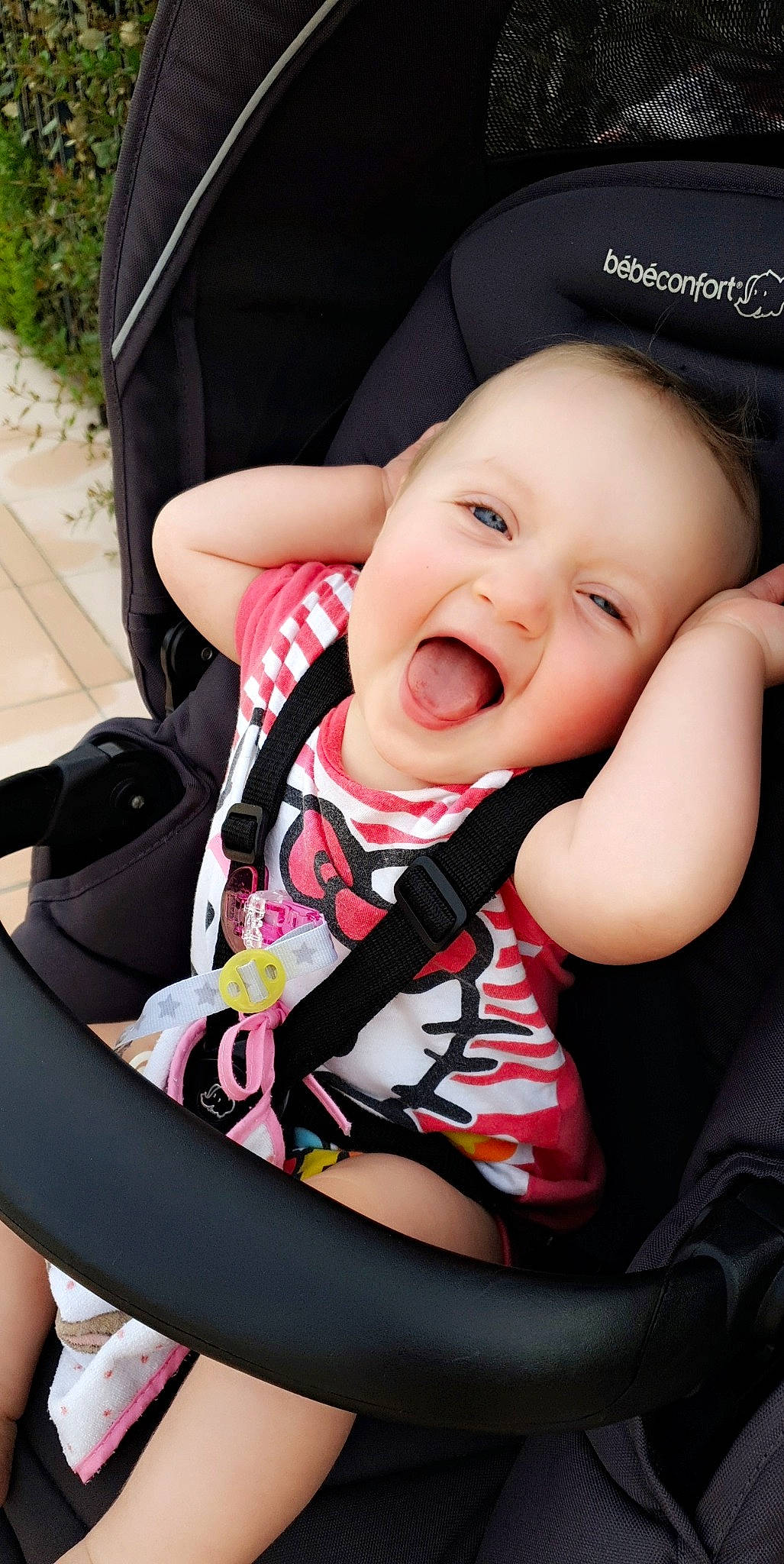 Tyana participe au concours pour gagner de l'argent avec cette photo : baby, baby_carriage, baby_in_car_seat, baby_products, car_seat, cheek, child, facial_expression, happy, lip, mouth, person, pink, product, skin, smile, toddler, tongue