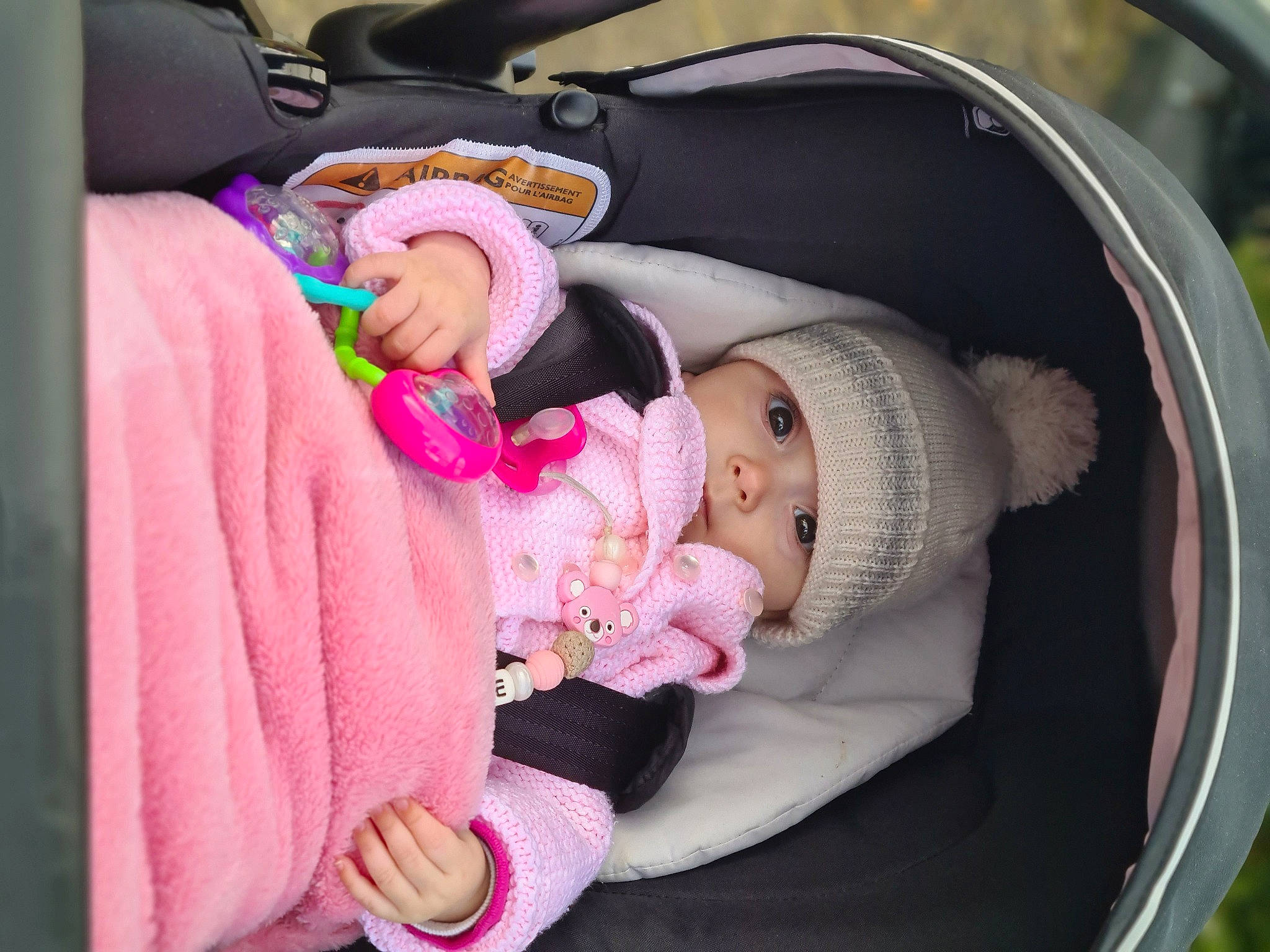 Louise a rejoint le concours — aidez-le/la à gagner de superbes lots ! baby, baby_carriage, baby_in_car_seat, baby_products, baby_safety, baby_toddler_clothing, car_seat, cheek, child, comfort, finger, hand, headgear, headwear, nose, person, pink, seat_belt, sitting, toddler