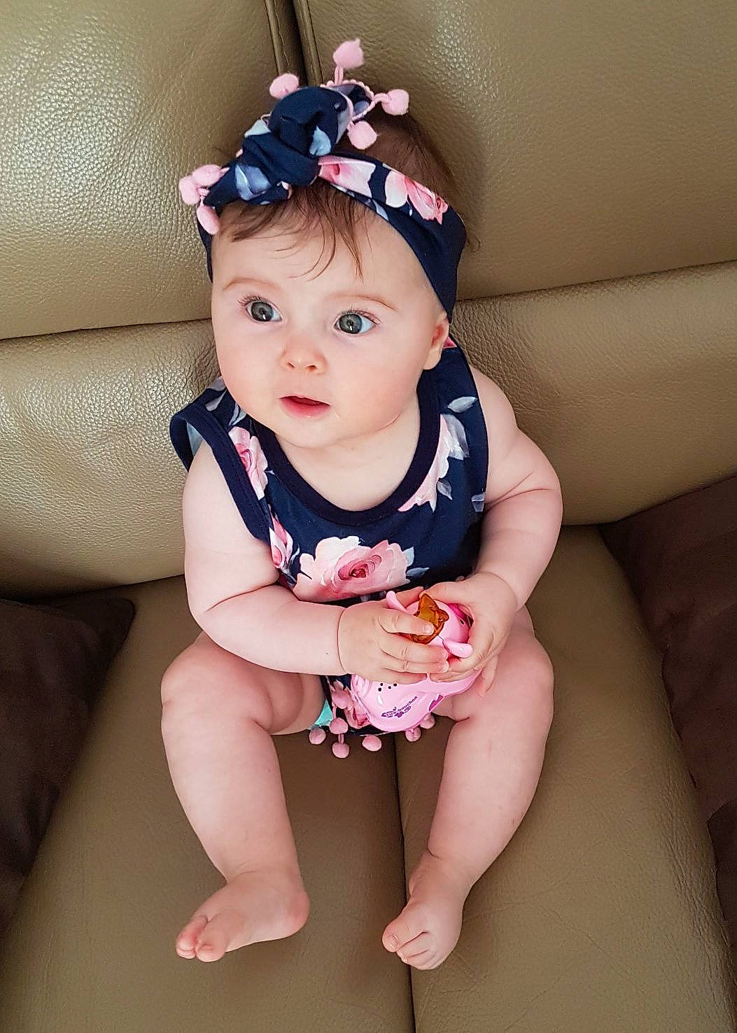 Livia a rejoint le concours — aidez-le/la à gagner de superbes lots ! arm, baby, baby_bloomers, baby_products, baby_toddler_clothing, cheek, child, ear, fashion_accessory, finger, hair_accessory, hand, headband, headgear, headpiece, leg, person, pink, product, skin