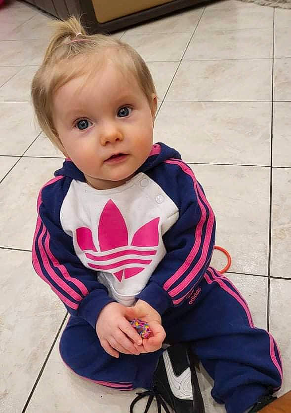 Alena participe au concours pour gagner de l'argent avec cette photo : baby, baby_products, baby_toddler_clothing, cheek, child, electric_blue, flooring, fun, happy, leisure, pattern, person, personal_protective_equipment, recreation, sitting, sleeve, smile, sportswear, t_shirt, toddler