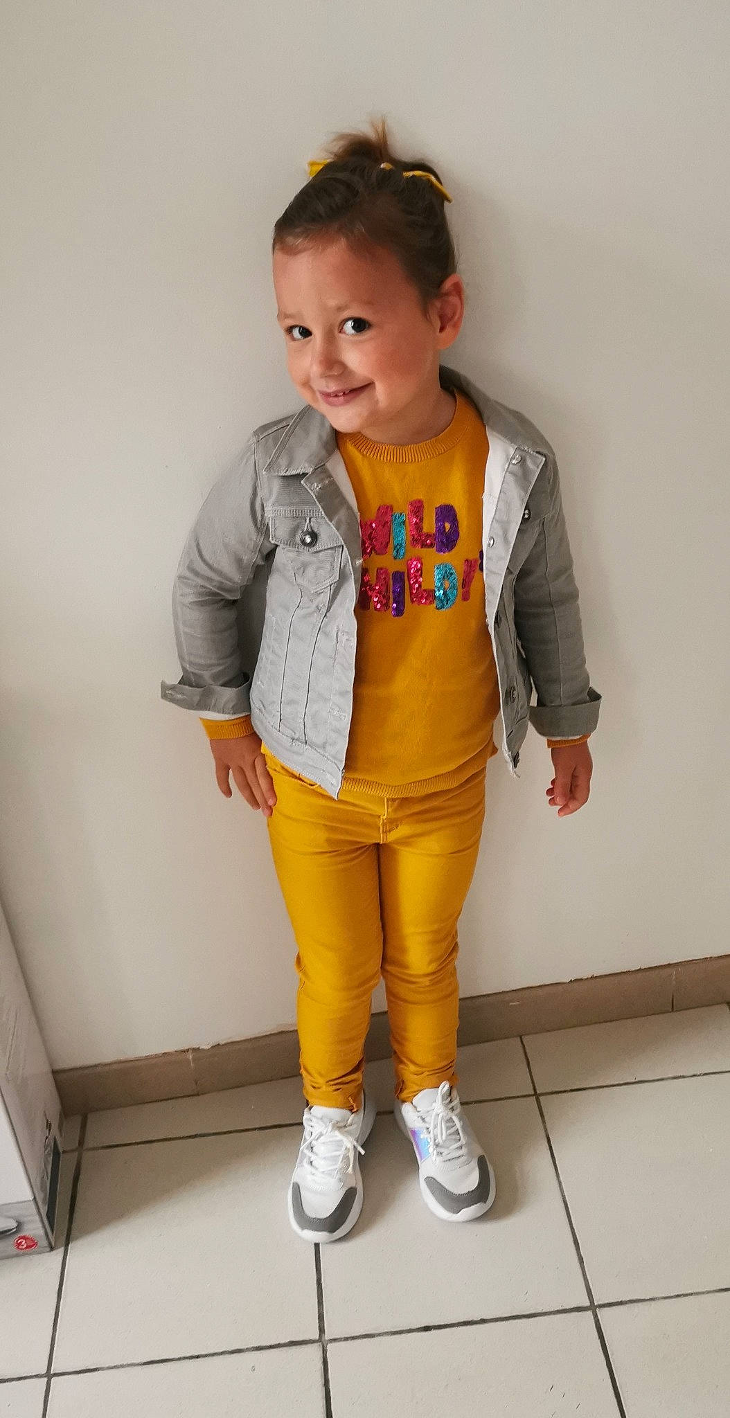Louane a rejoint le concours — aidez-le/la à gagner de superbes lots ! child, child_model, clothing, costume, jacket, joy, outerwear, person, sleeve, standing, t_shirt, toddler, yellow
