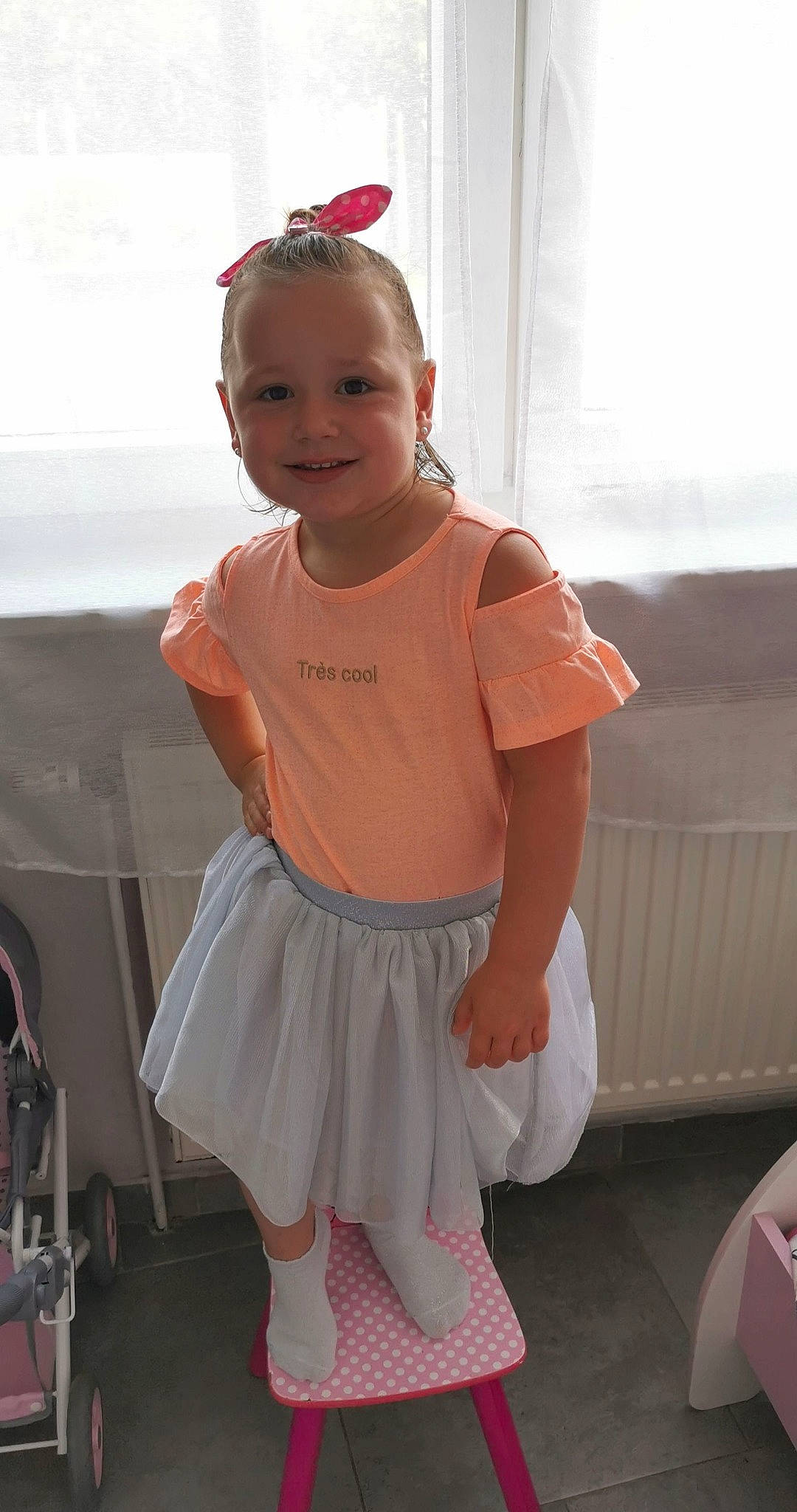 Louane participe au concours pour gagner de l'argent avec cette photo : baby_toddler_clothing, child, child_model, clothing, costume, dress, hair_accessory, joy, person, pink, sleeve, smile, toddler