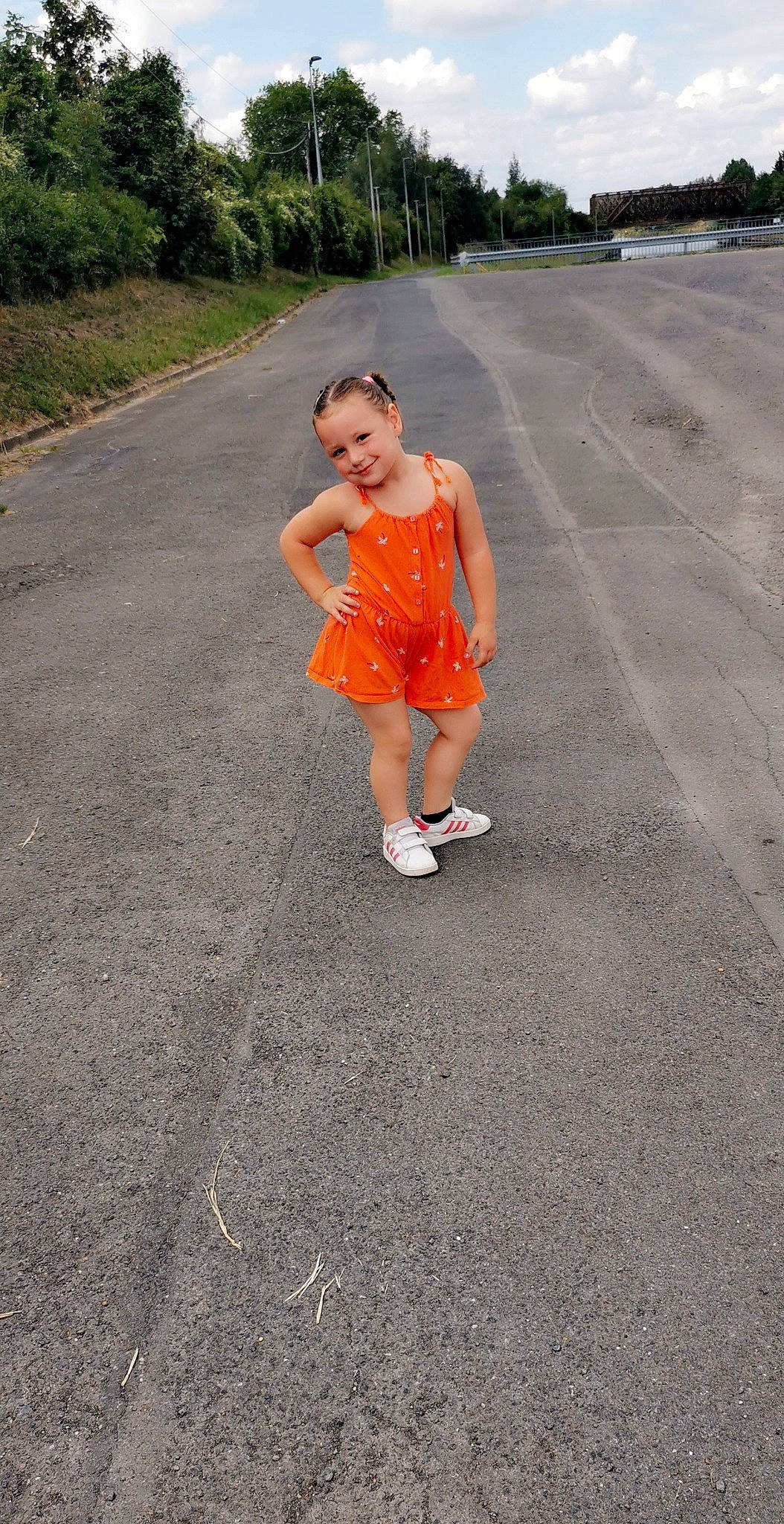 Louane participe au concours pour gagner de l'argent avec cette photo : asphalt, child, dress, joy, person, play, road, road_surface, shoe