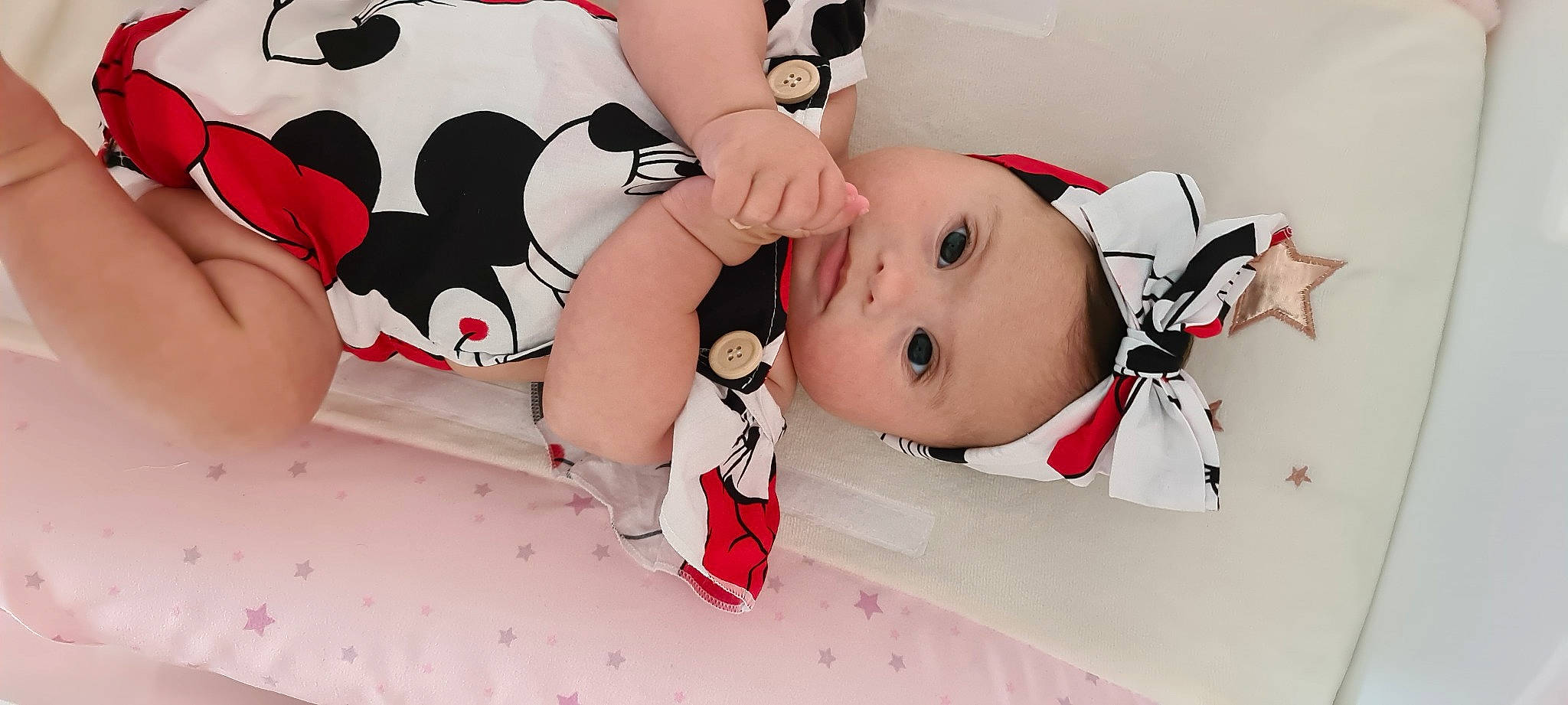 Mia participe au concours pour gagner de l'argent avec cette photo : arm, baby, baby_toddler_clothing, cheek, comfort, eye, facial_expression, finger, hand, happy, head, human_body, mammal, mouth, person, pink, product, skin, sleeve, textile